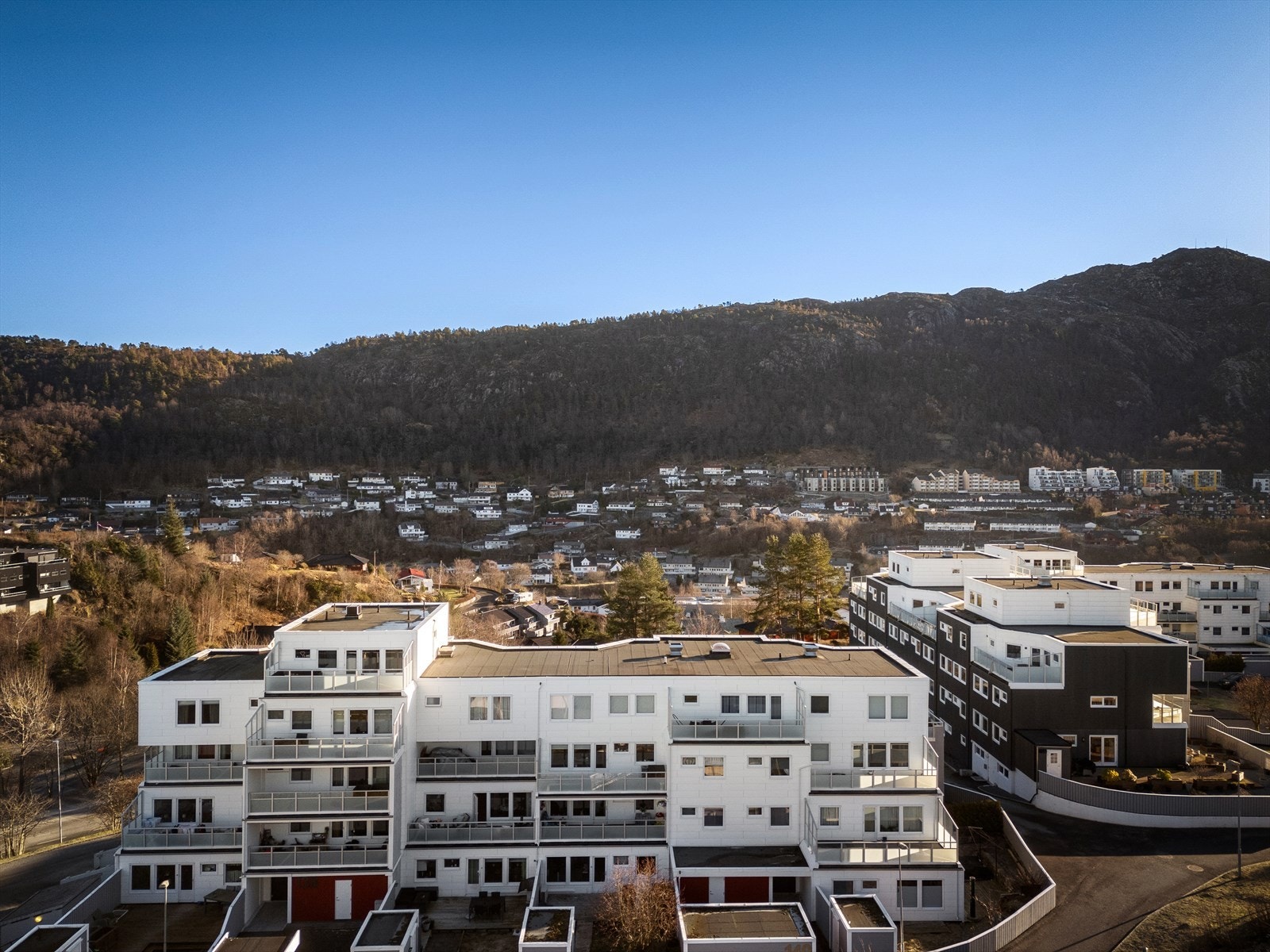 Leiligheten har en sentral beliggenhet i Bergen vest, med direktebuss til Vestkanten, Fyllingsdalen og Bergen sentrum like utenfor leiligheten. Vestkanten er 5 minutter kjøring unna leiligheten. Galleribilde