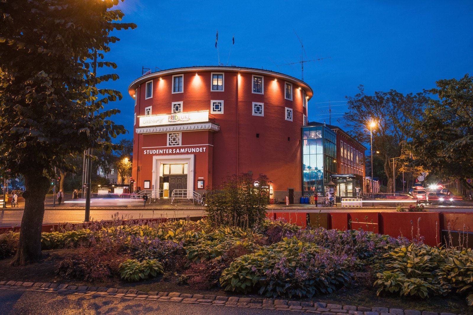 Fra leiligheten har man gangavstand til alt av fasiliteter i sentrumsområdet. Samfundet ligger rett borti gata, og man har også dagligvarebutikk rett i nærheten. Galleribilde