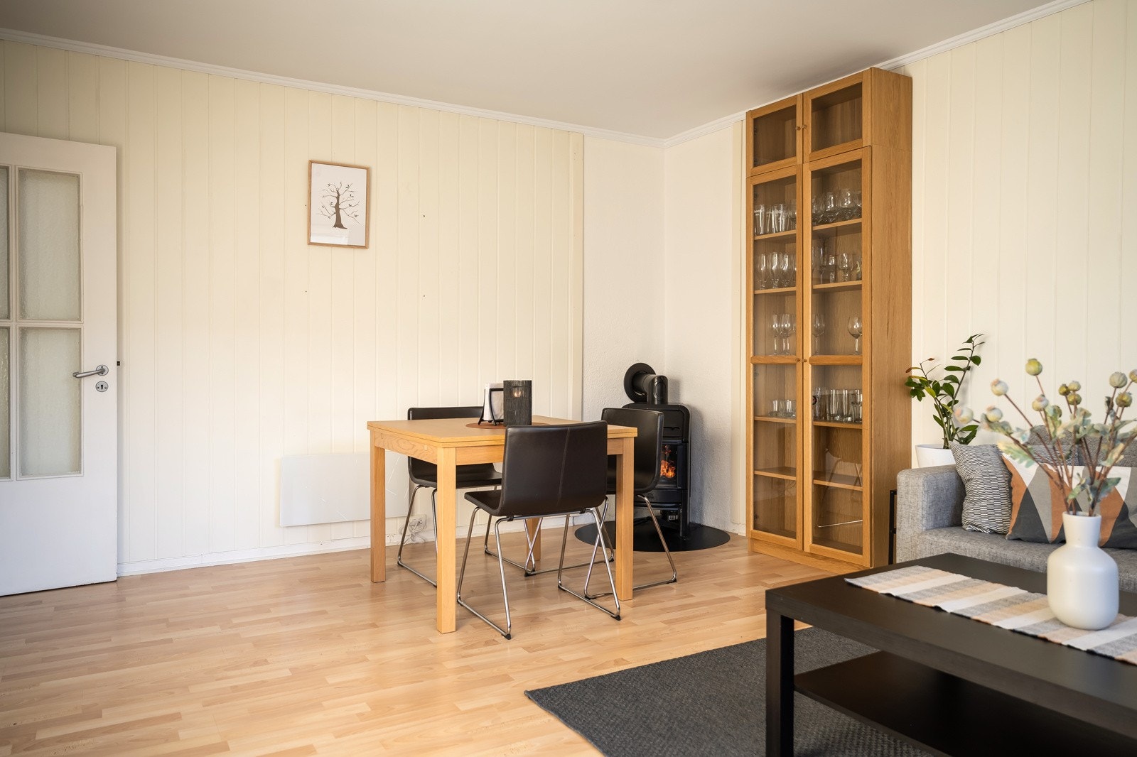 På stua er det også god plass til spisebord, og man har vedovn i hjørnet av rommet. Galleribilde