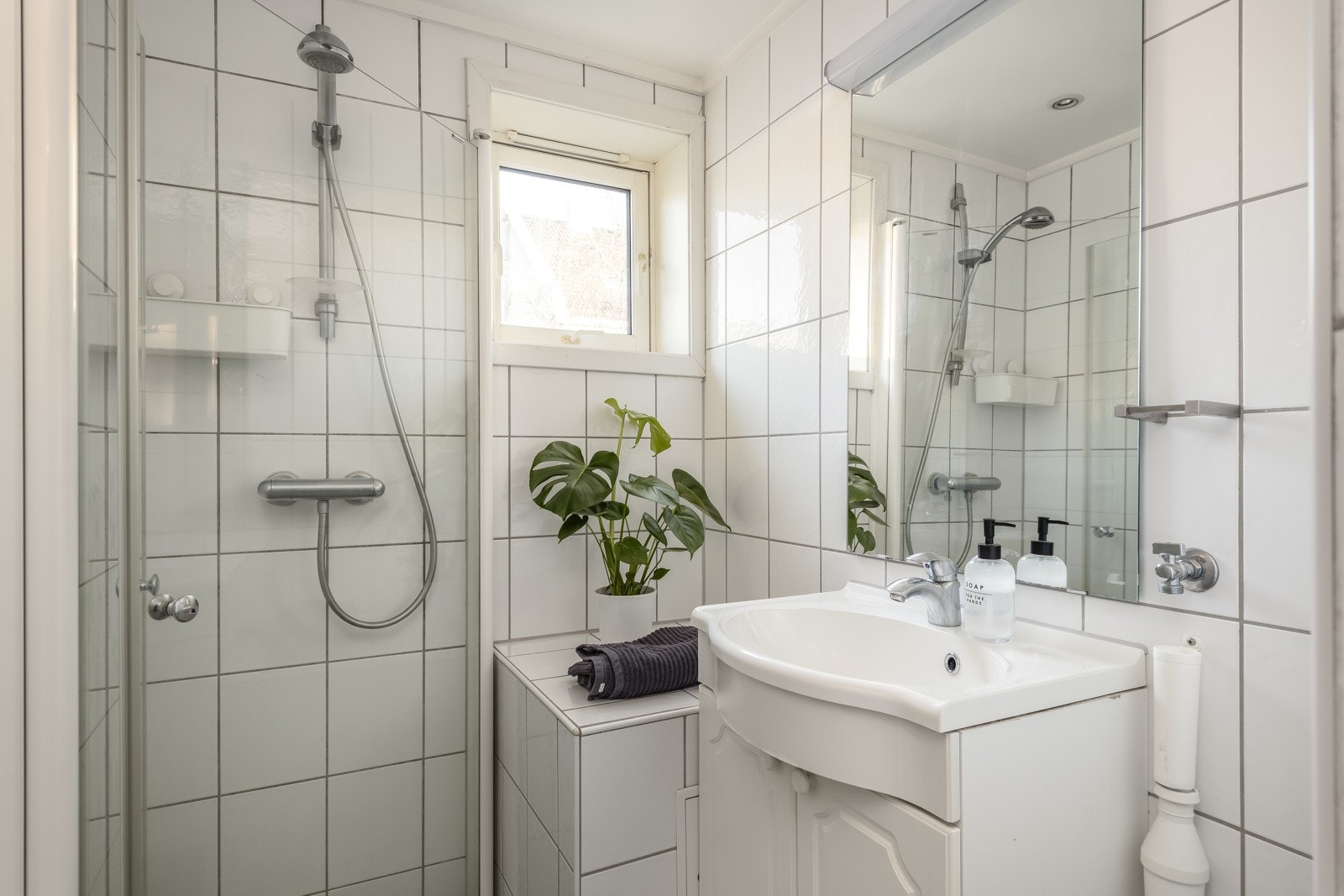 Helfliset bad på 3,5 kvm. i tidløs utførelse. Opplegg for vaskemaskin, i tillegg til felles vaskekjeller. Galleribilde