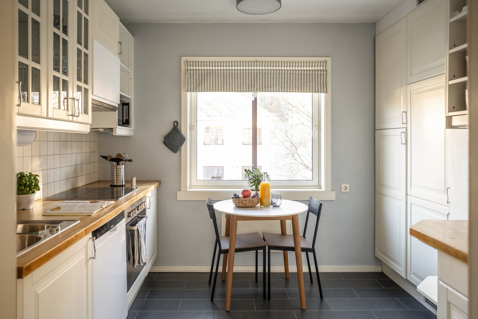 Kjøkkenet vender ut mot bakgården med vinduer som gir godt med lysinnslipp. Galleribilde