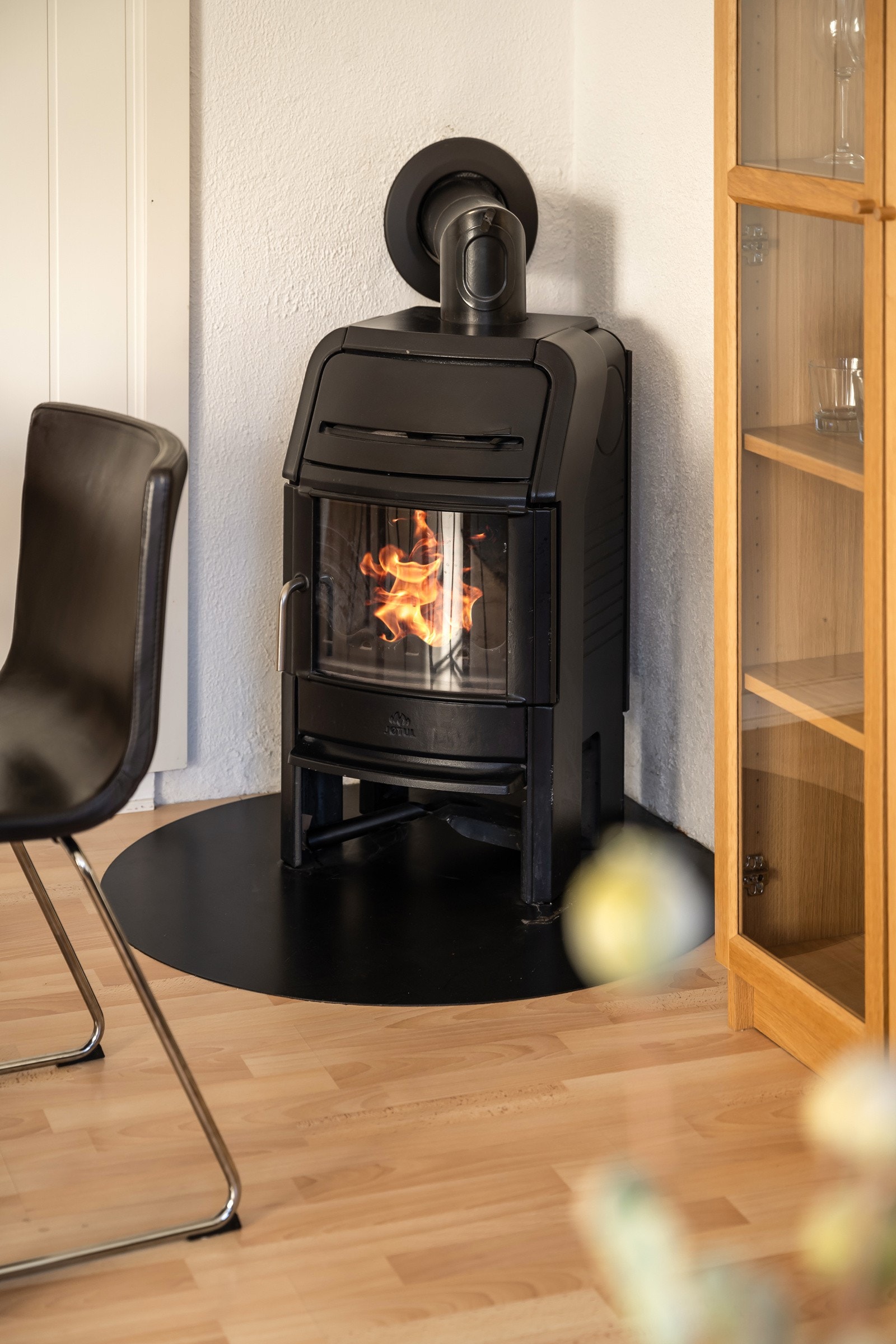 Vedovnen gir effektiv oppvarming på vinterhalvåret og selger har oppgitt strømkostnad på kr. 7000,- for 2024. Pipa ble rehabilitert i 2024 med nytt stålrør. Galleribilde