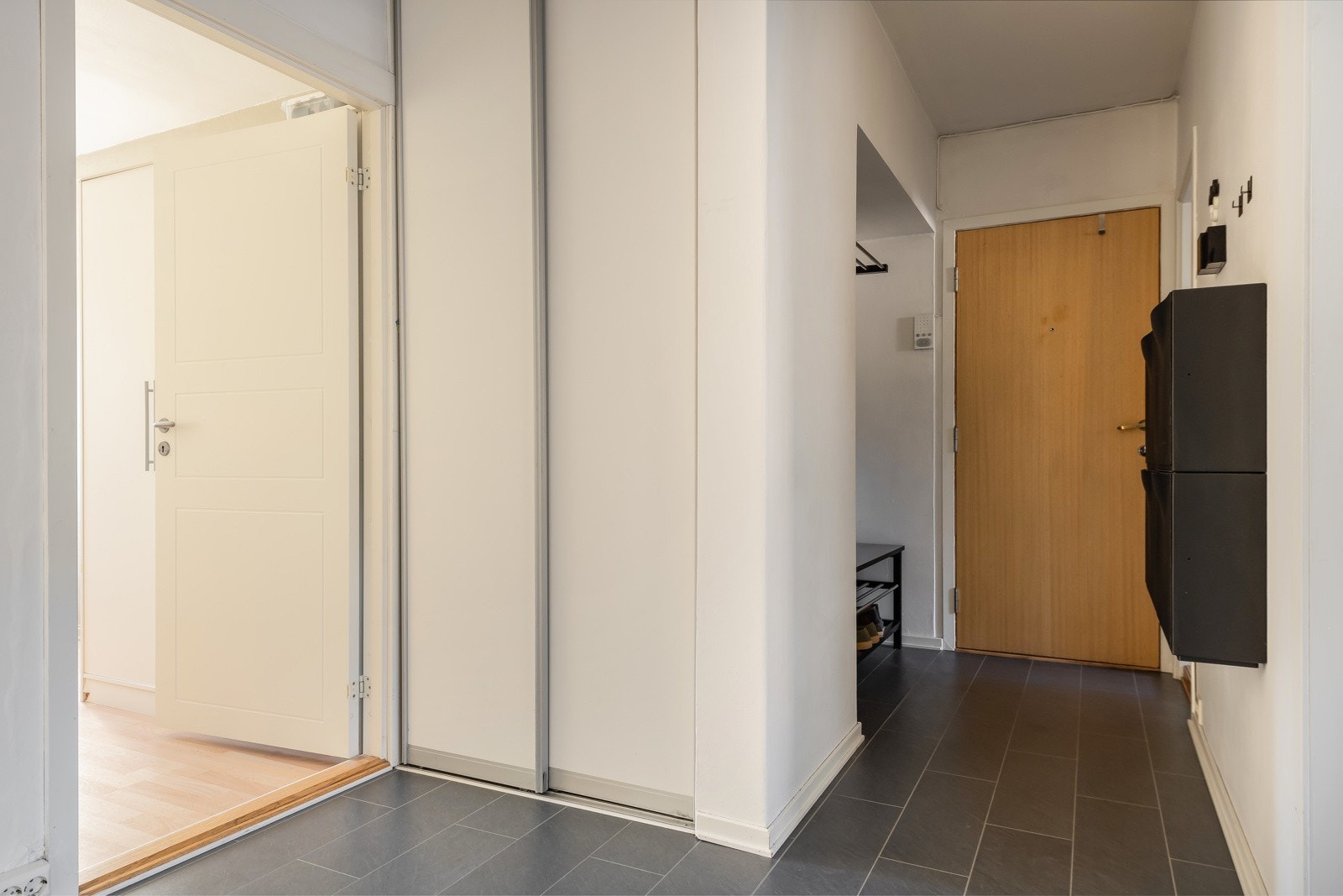 Romslig inngangspart med garderobenisje for oppbevaring av yttertøy. Galleribilde