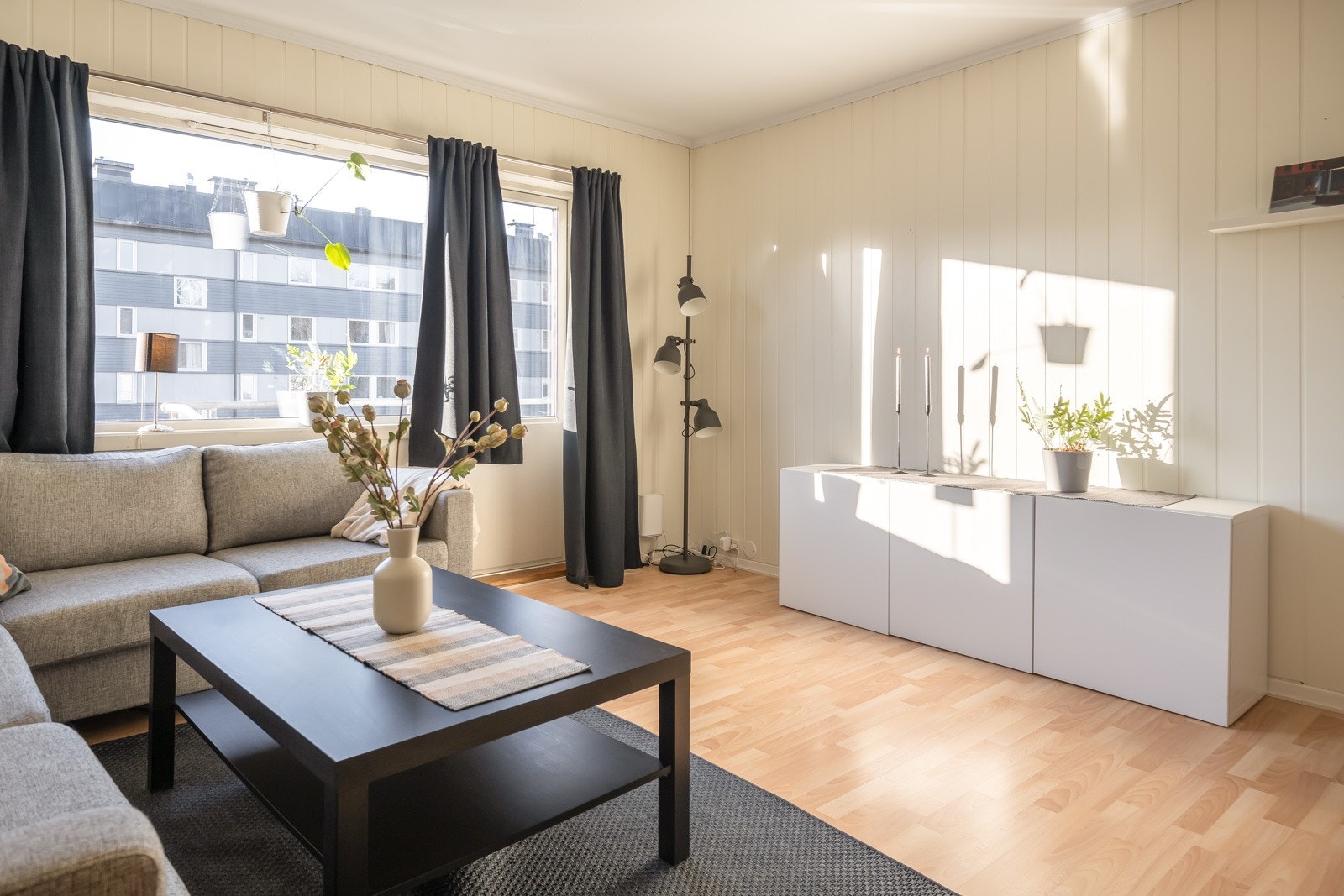 Leiligheten ble malt i 2022 og fremstår tidsriktig med fine fargevalg. Vinduer og terrassedør ble byttet i 2011. Galleribilde