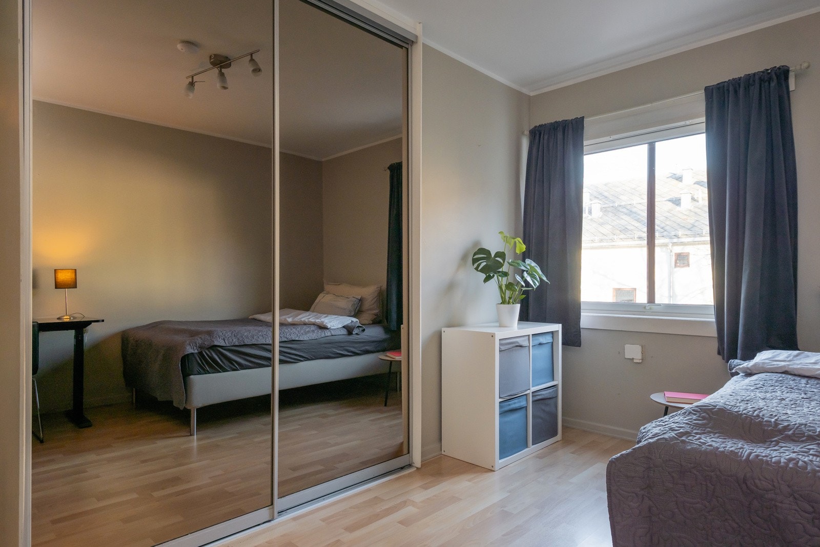 Stor skyvedørsgarderobe med speilfronter følger med i handelen. Galleribilde