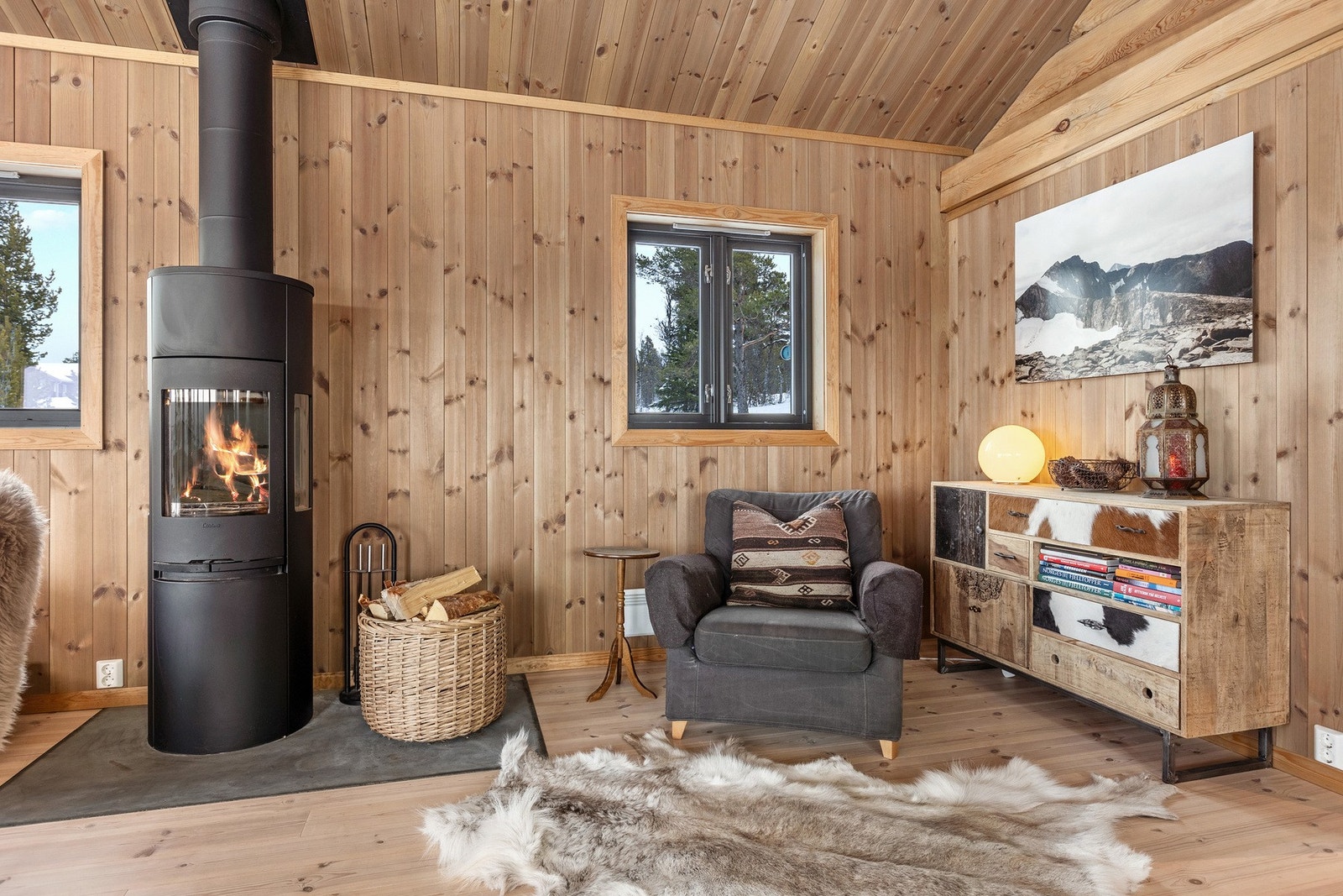 I midten av rommet er det en moderne peis, som bidrar til både varme og hygge på kalde vinterdager. Galleribilde