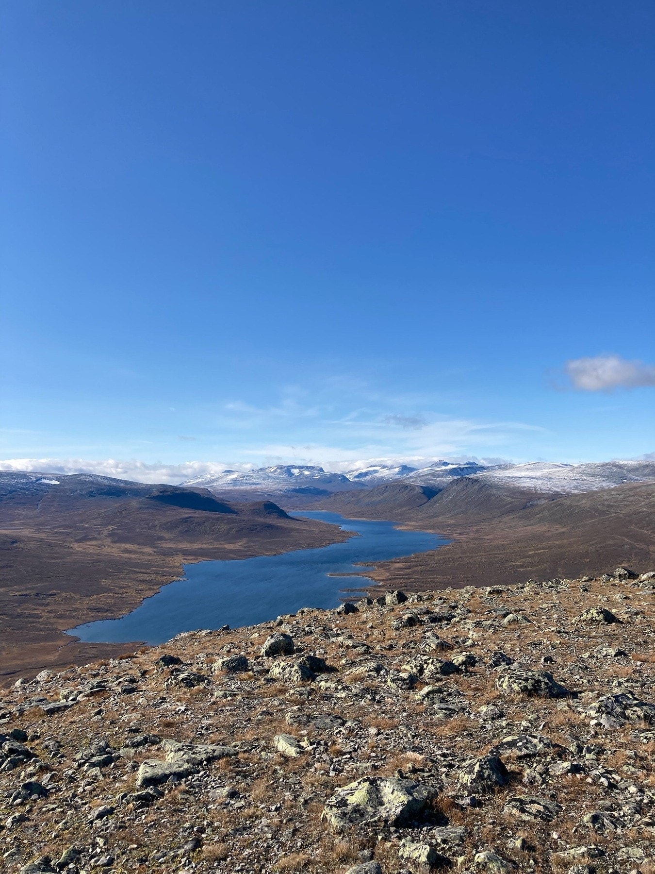 Privat bilde fra Oskampen med utsikt til Nedre Heimdalsvatnet og Jotunheimen. Galleribilde