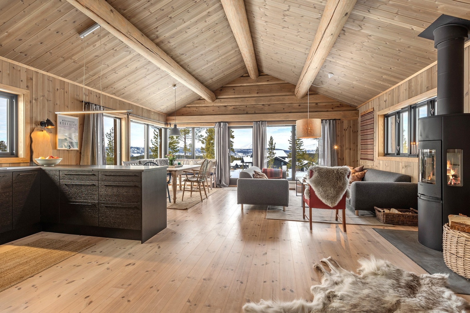 Hytta har en stor åpen stue - og kjøkkenløsning, hvor du har god plass til å samle venner og familie for noen hyggelige dager på fjellet. Galleribilde