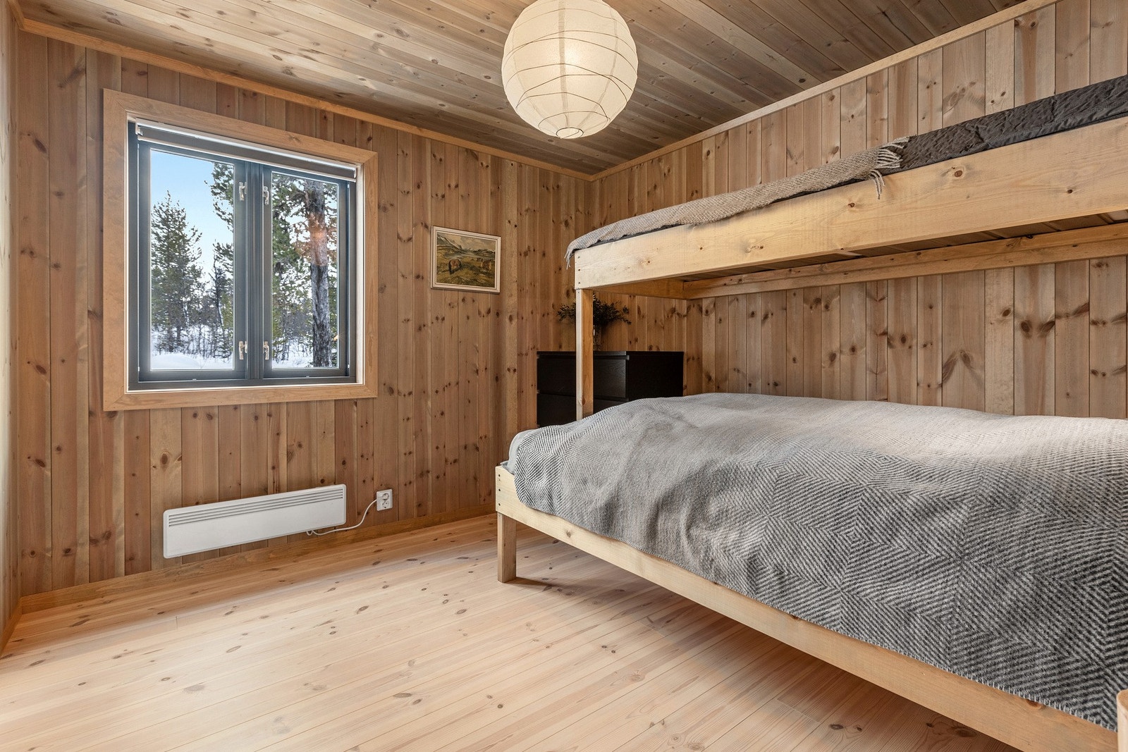 Soverom 2. Her er det en plassbygget familiekøye, og god plass til både kommode og skap. Galleribilde