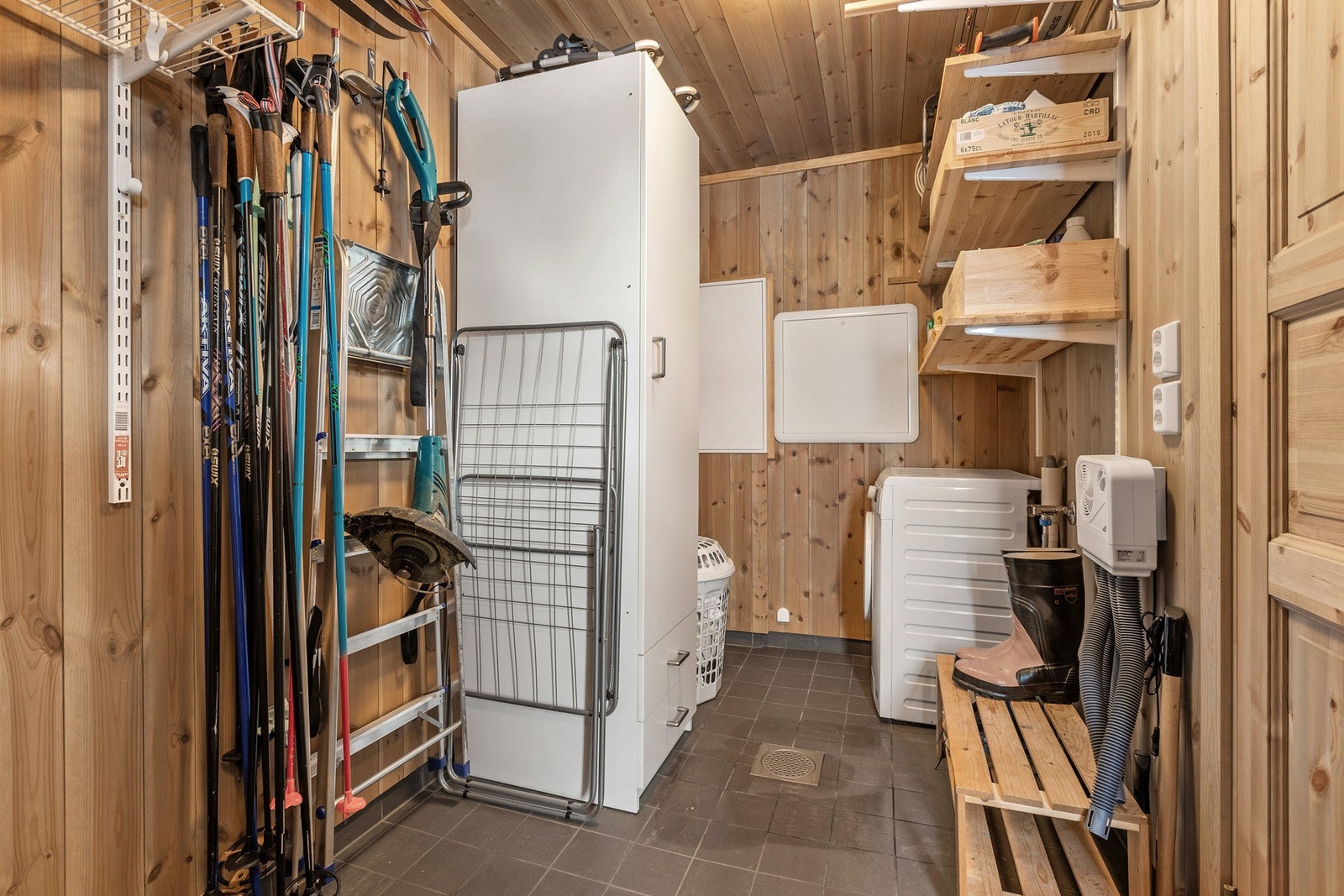 Det er lagt fliser med elektriske varmekabler på gulv. Galleribilde