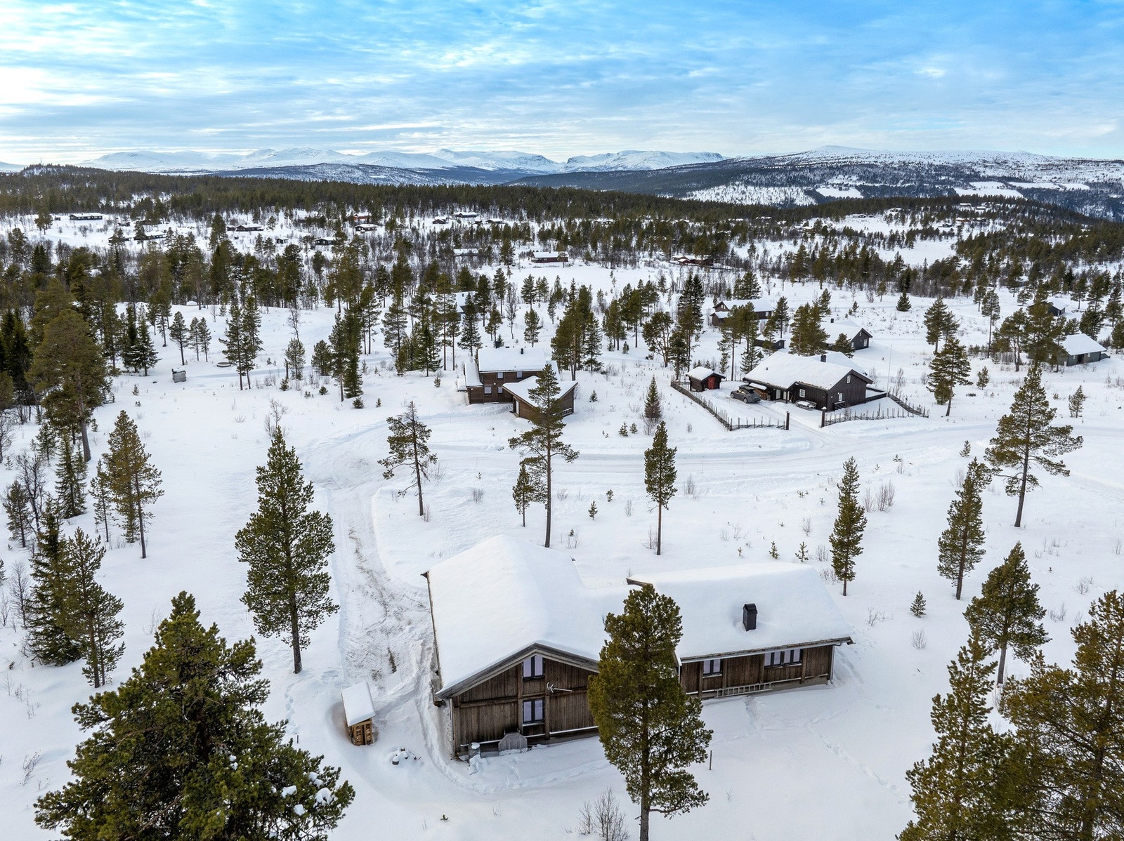 Når vinteren senker seg over landskapet, finner du skiløypa kun 100 meter fra hytta - perfekt for både korte og lange skiturer i uberørt natur. Galleribilde