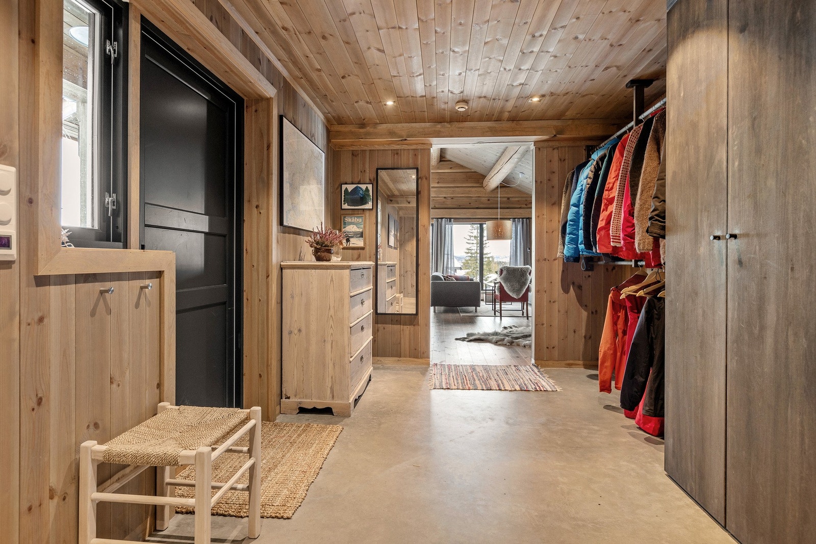I skapet er det installert en rørovn, slik at det fungerer som et tørkeskap - perfekt for våte og kalde sko på vinterstid. Galleribilde