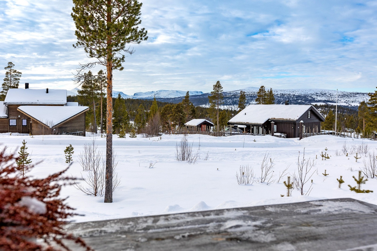 Eiendommen er omringet av vakre fjellandskap og herlig utsikt til alle kanter. Galleribilde