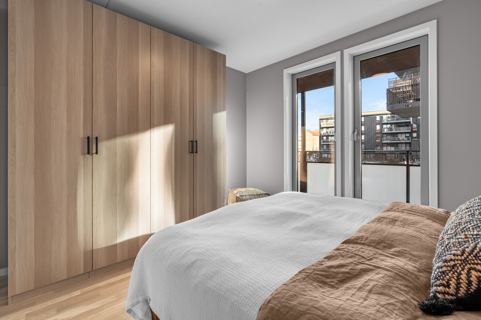 Romslig hovedsoverom med ny garderobeinnredning Galleribilde