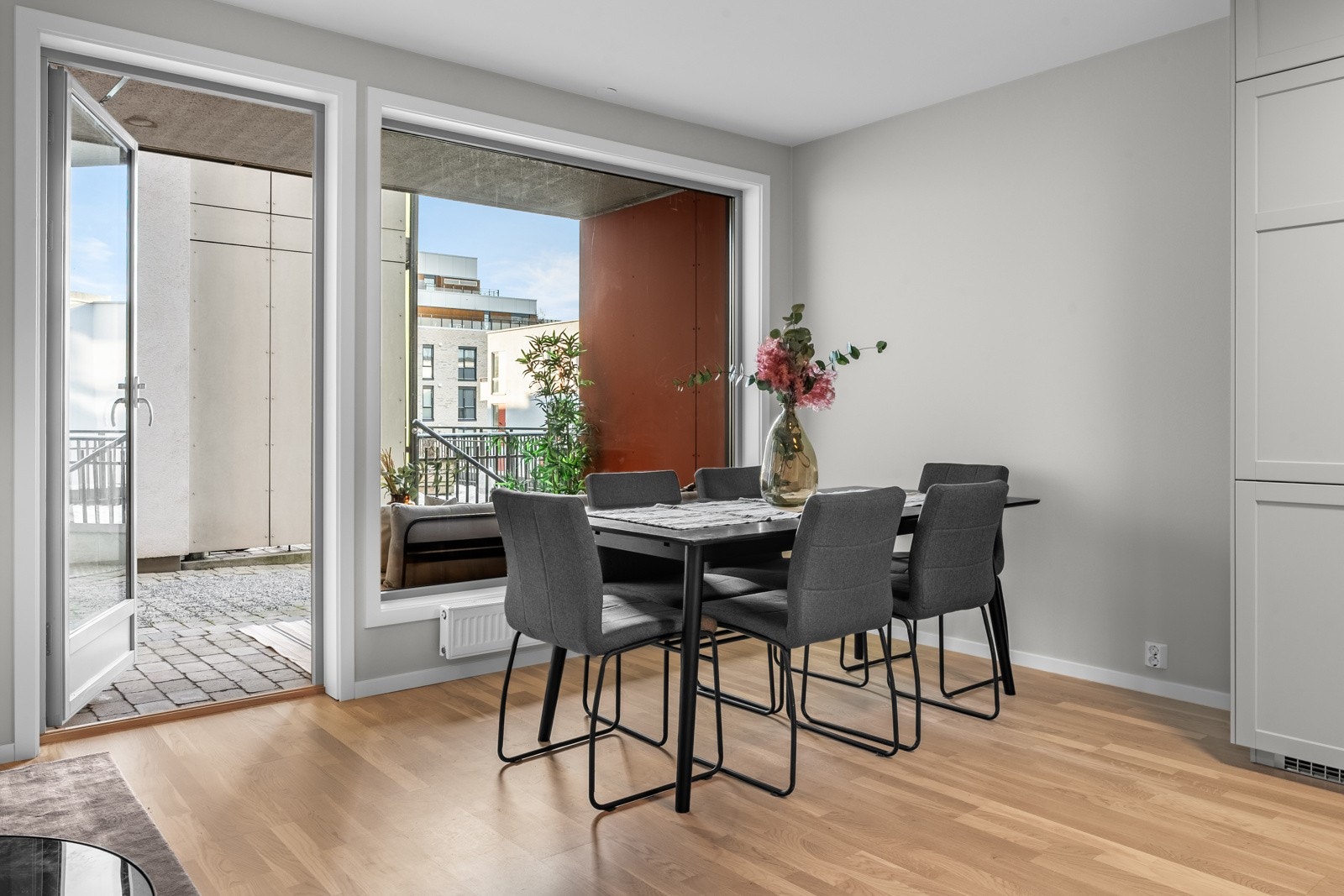 Utgang til markterrasse fra stuen Galleribilde