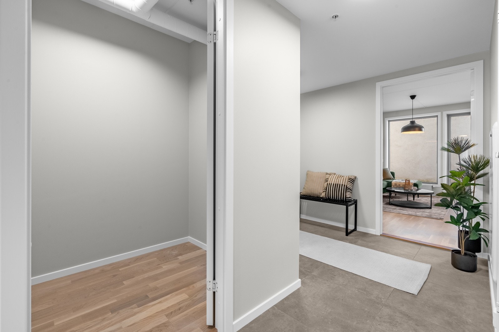 Praktisk bod / walk-in garderobe i gangen Galleribilde