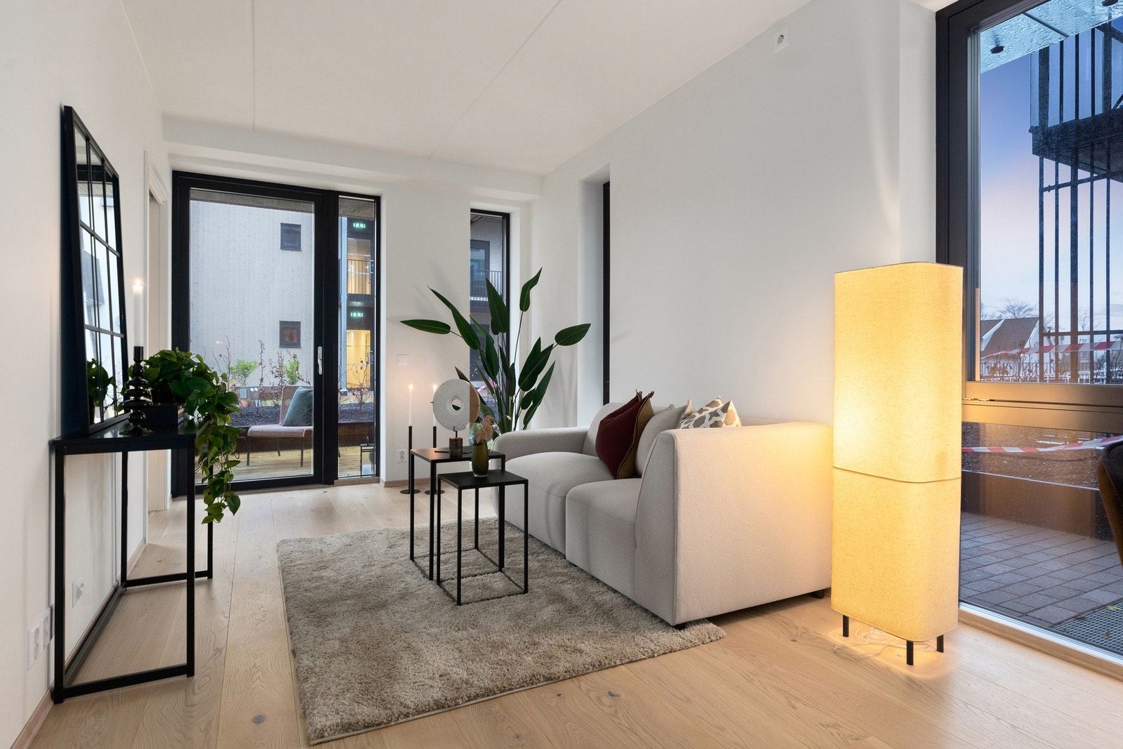 Stuen er lys med skyvedører ut til uteplassen. Galleribilde