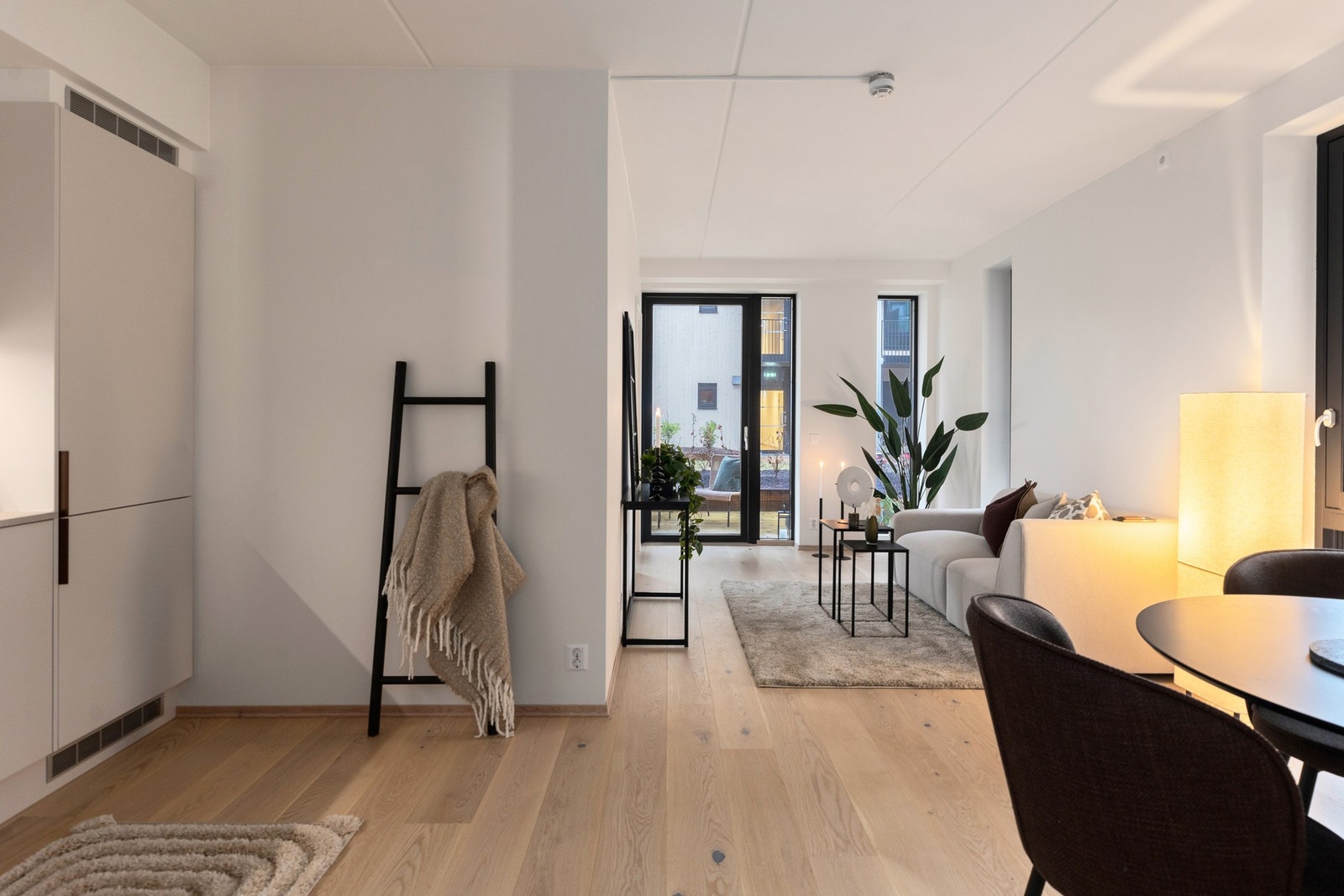 Med enstavs eikeparkett, bod, stor uteplass og vannbåren varme er man sikret høy bokvalitet. Galleribilde