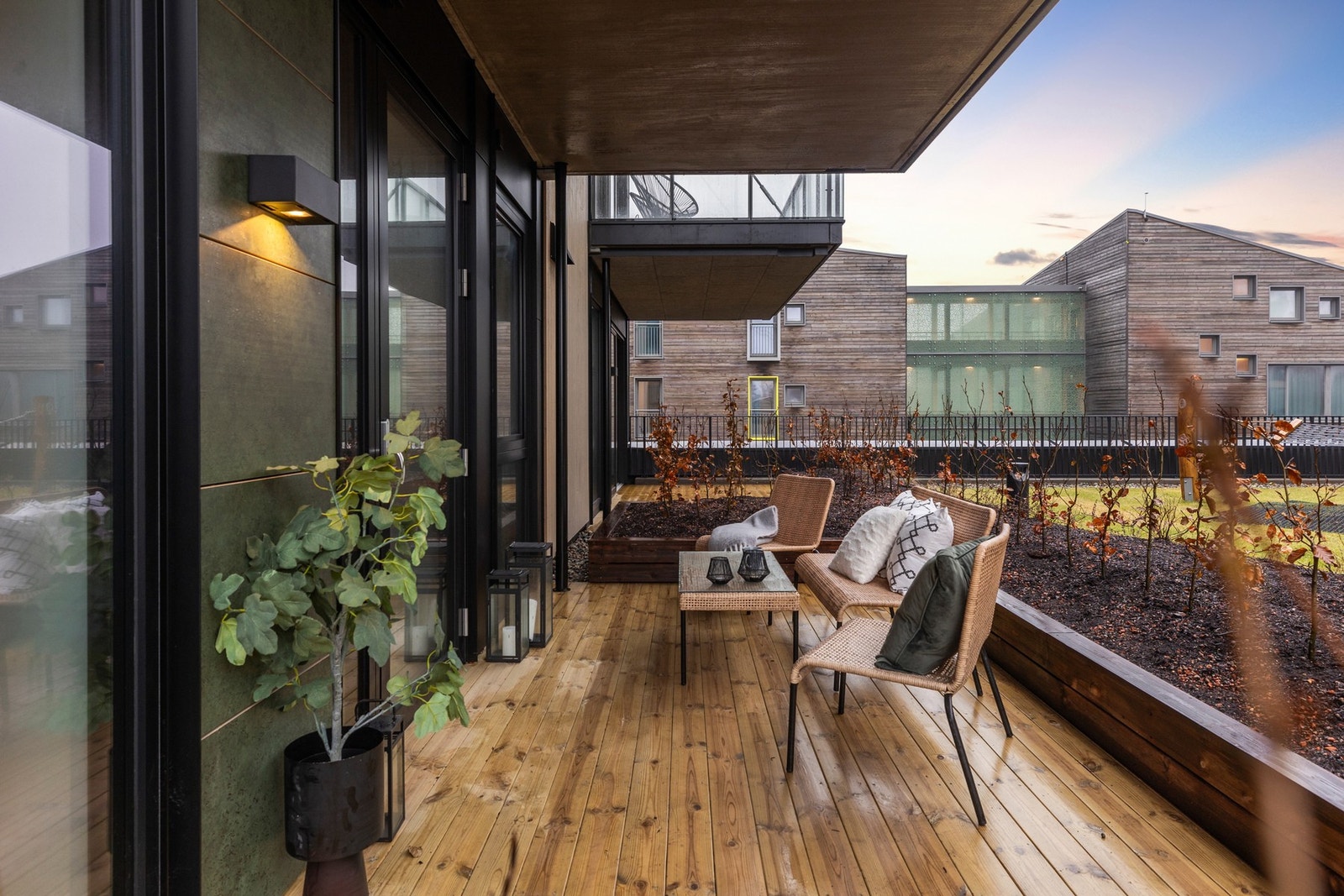 Leilighet har en stor uteplass mot sørvest. Galleribilde