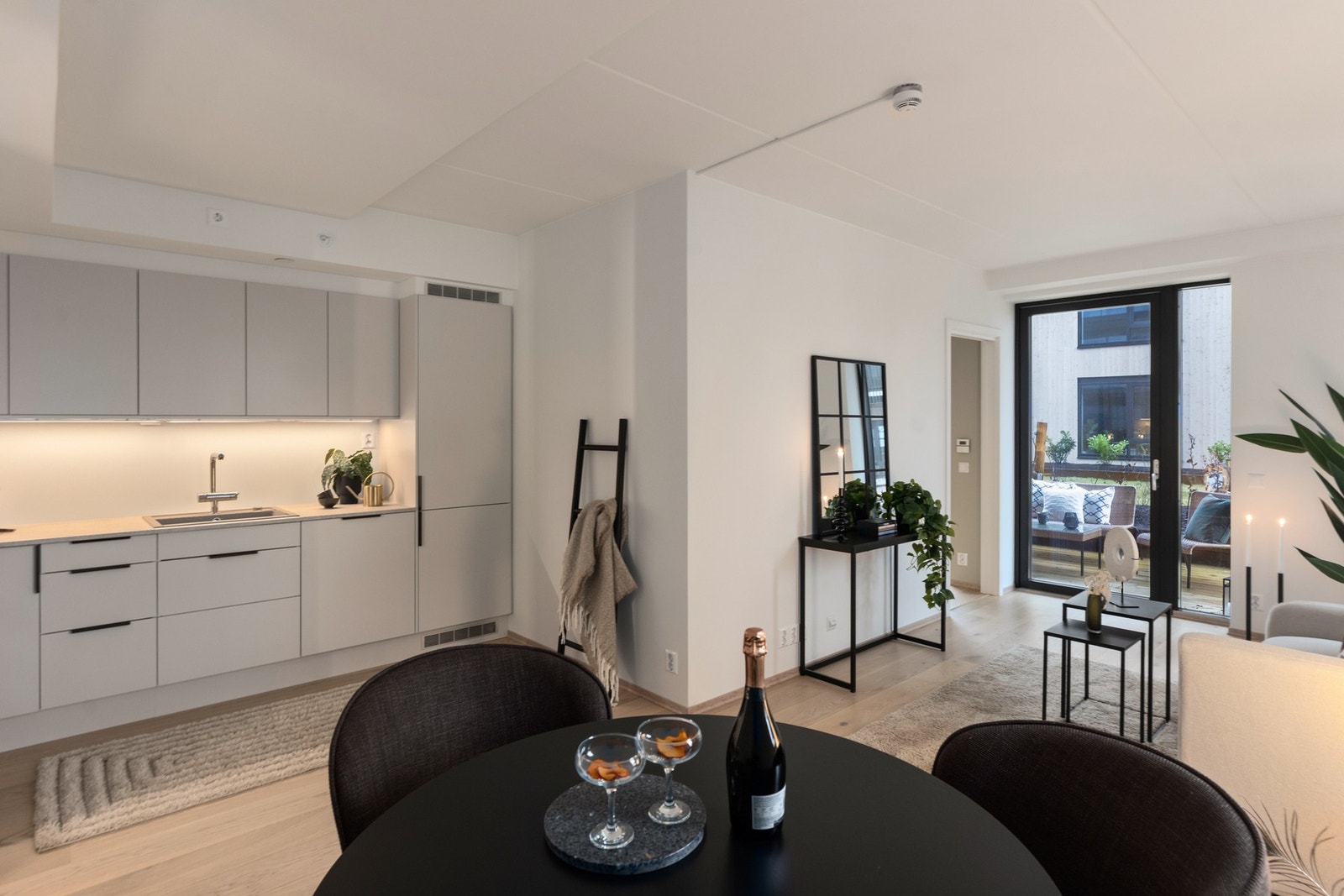 Kjøkkenet har en fin inndeling mot stuen. Med tidløs innredning fra Sigdal og avtrekksvifte fra Røroshetta. Galleribilde