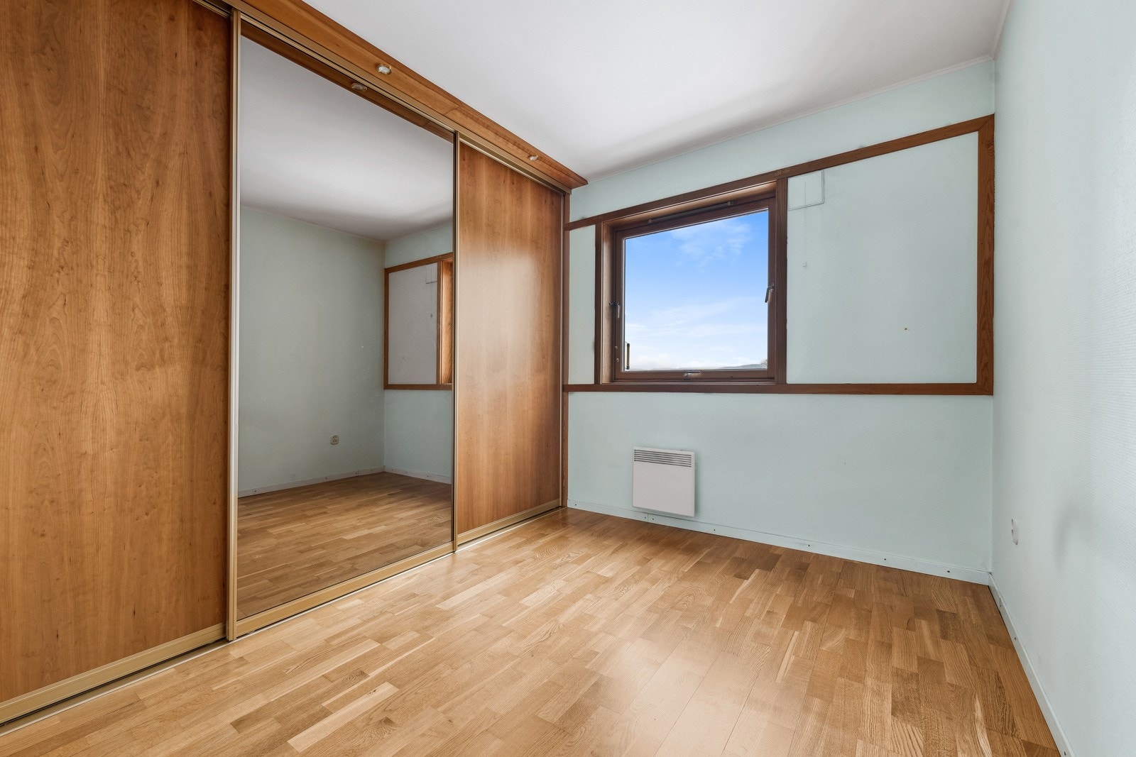 Boligen har to soverom, hvorav et med skyvedørsgarderobe Galleribilde