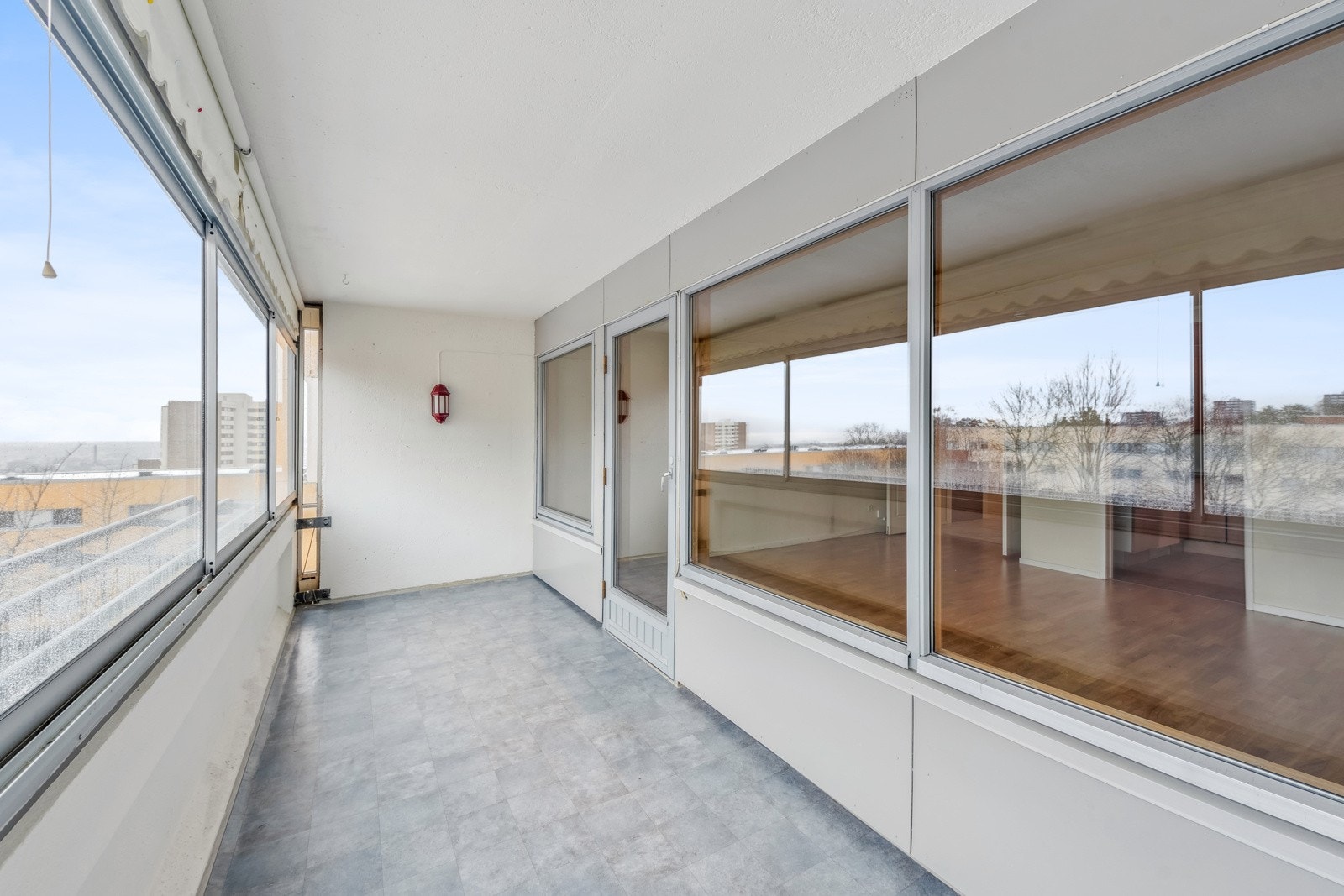 Stor innglasset balkong med god plass til utemøbler, planter mm. Galleribilde