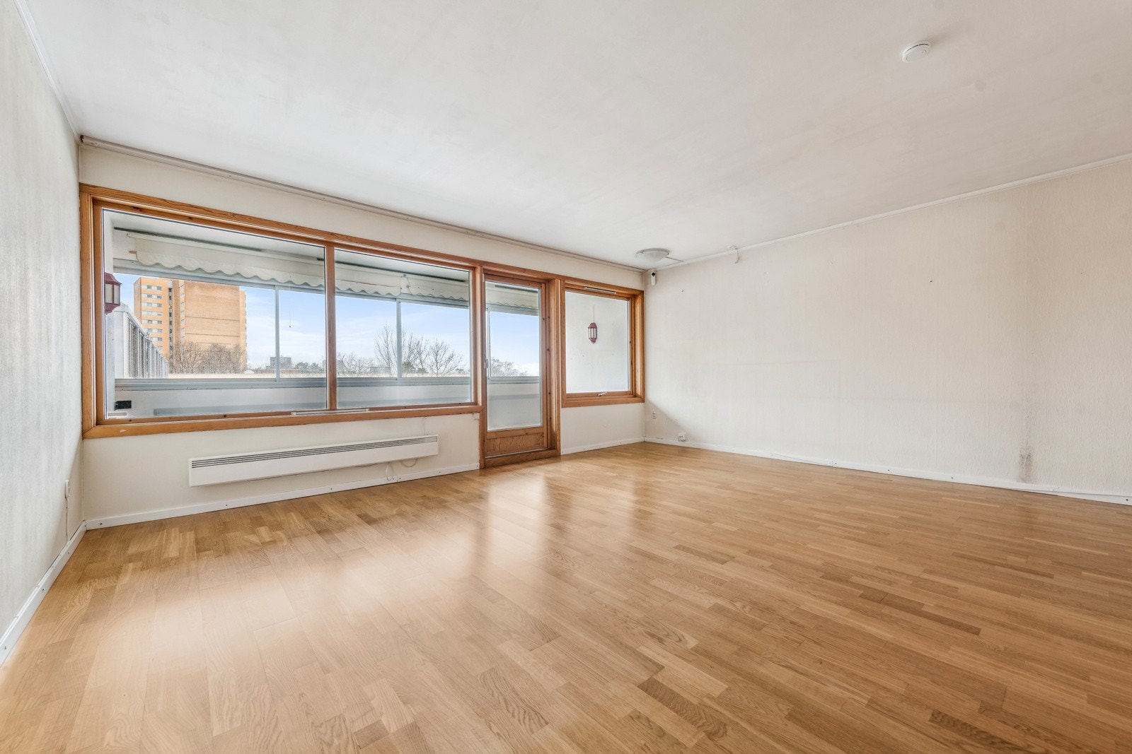 Lys og åpen stue med flere innredningsmuligheter. Galleribilde