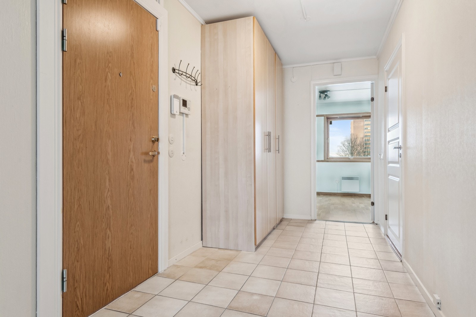 Entre med fliser på gulv. Dørcalling med skjerm. Galleribilde