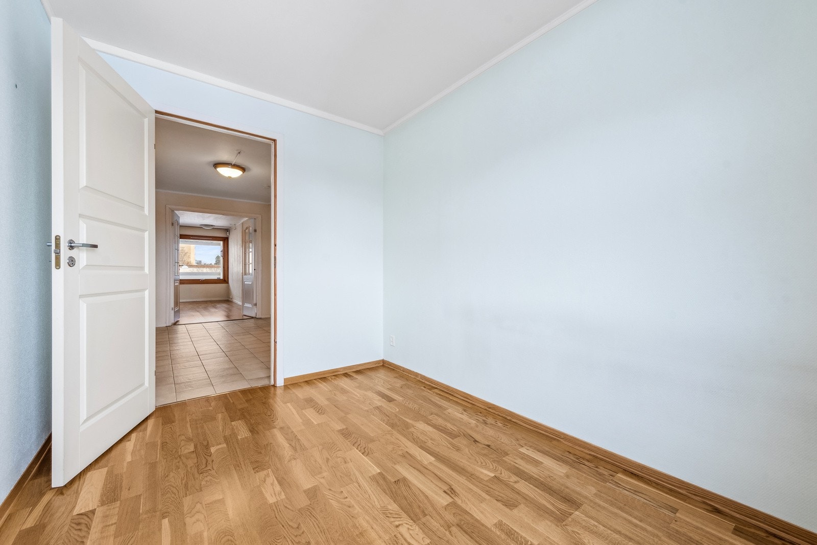 Soverom med adkomst fra entreen / gangen. God plass til dobbeltseng, nattbord mm. Galleribilde