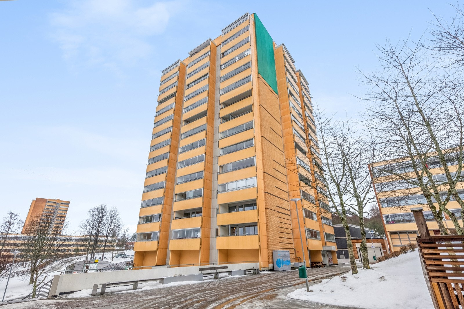 Høyblokk med heis og garasjeplass i felles garasjeanlegg Galleribilde