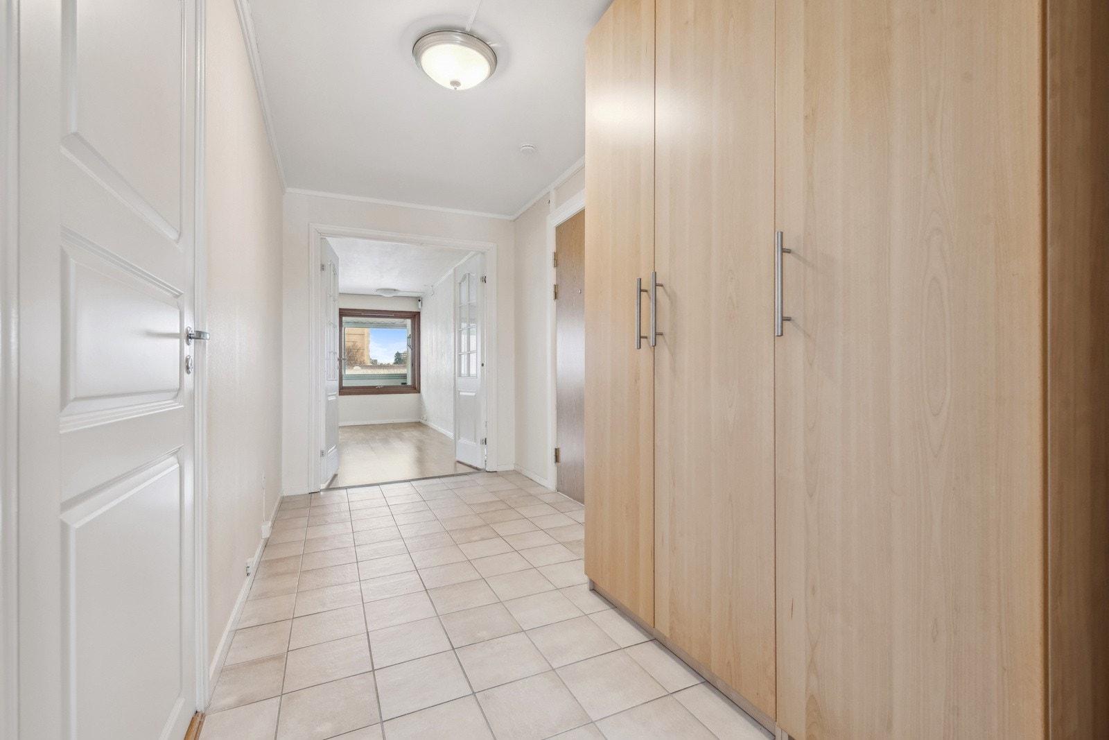 Romslig entre med garderobeskap. Galleribilde