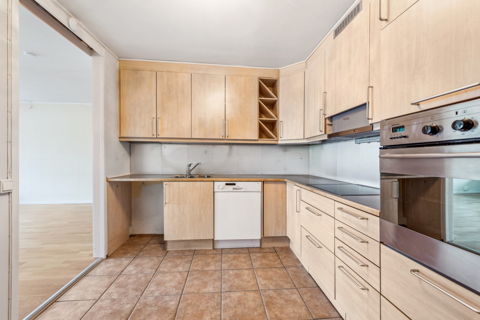 Kjøkken av god størrelse med god skap- og benkeplass - delvis åpen løsning mot stue Galleribilde