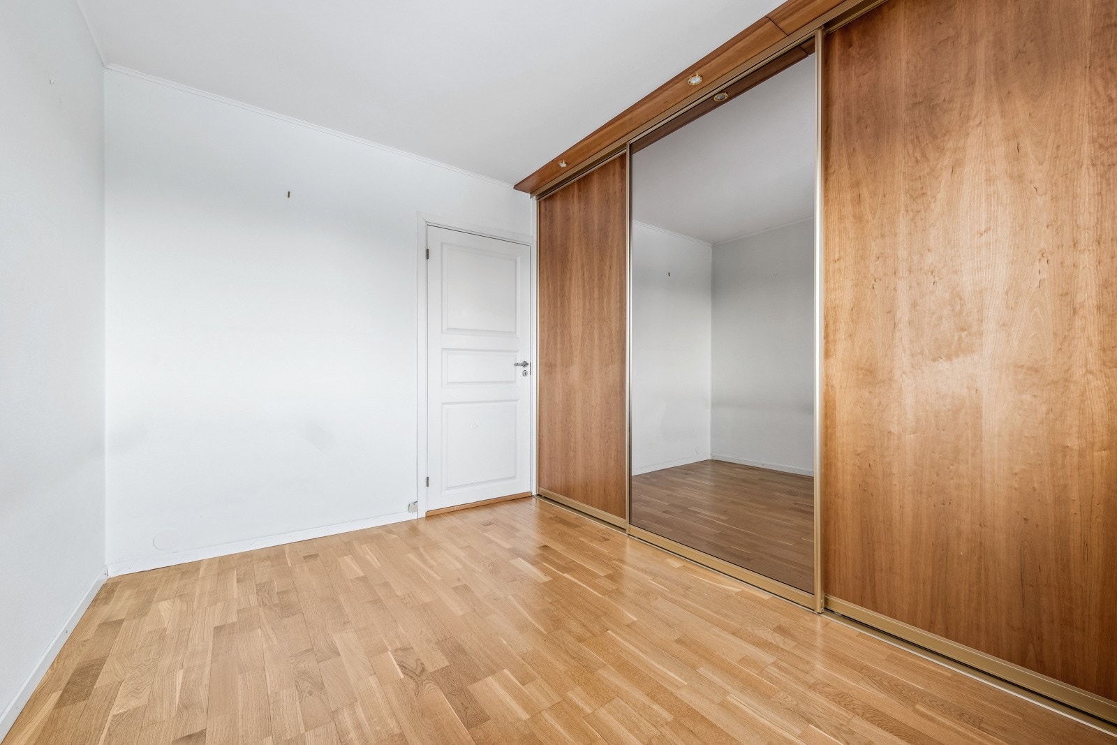 Boligen har to soverom, hvorav et med skyvedørsgarderobe Galleribilde