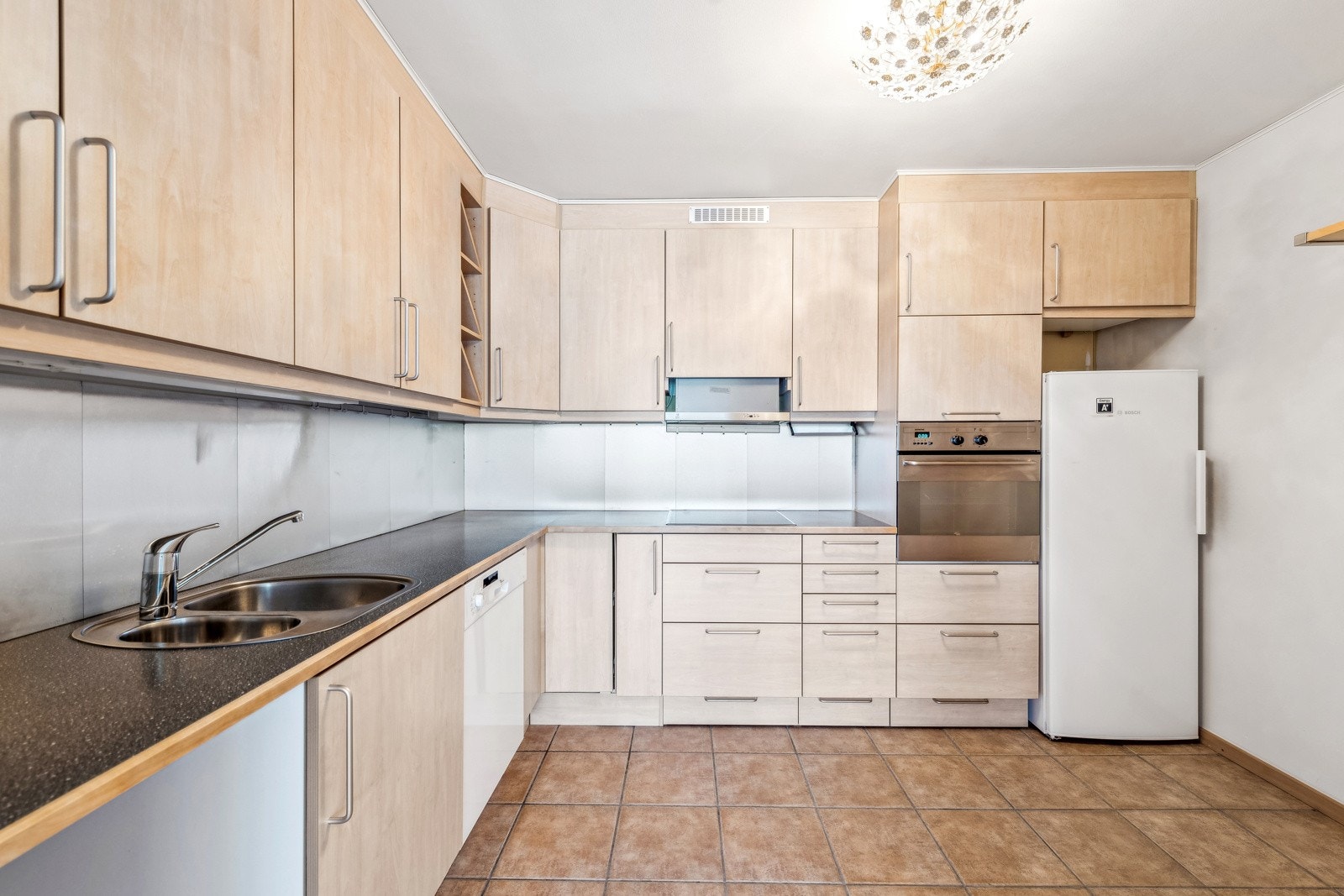 Kjøkken av god størrelse med god skap- og benkeplass Galleribilde