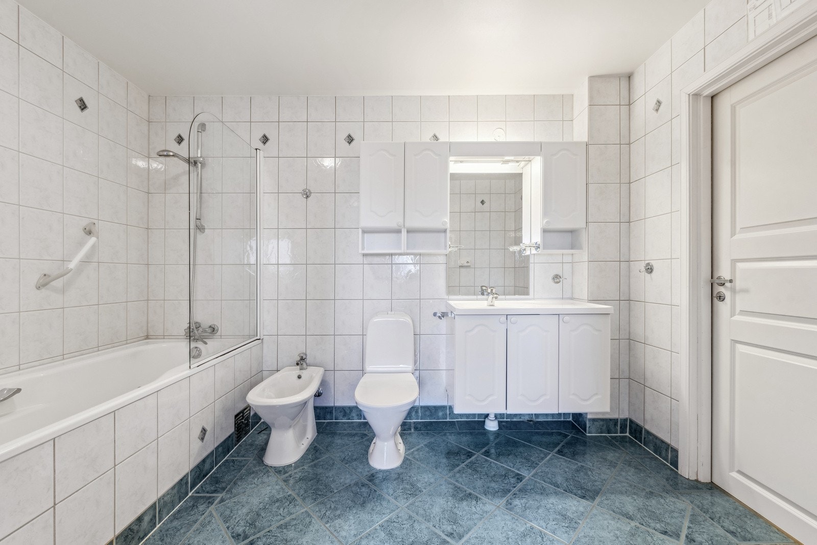 Stor flislagt baderom med varmekabler i gulv Galleribilde