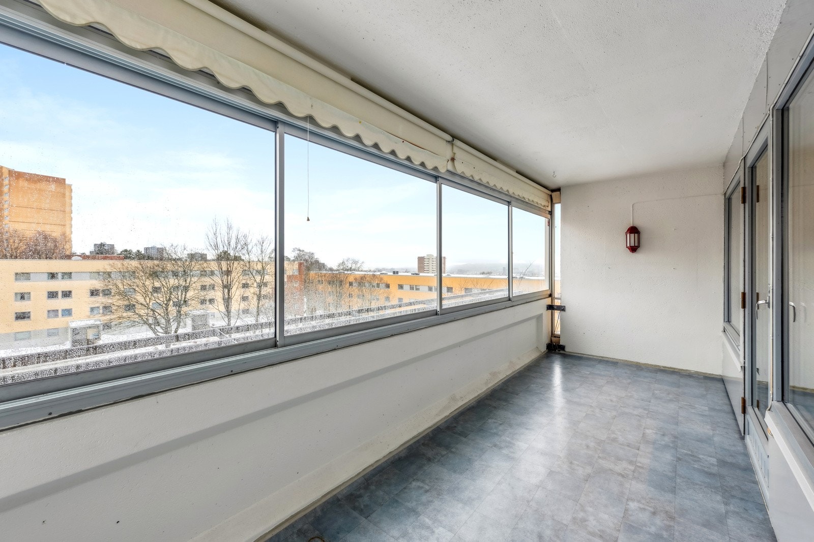 Innglassingen kan åpnes opp og skyves tilside. Galleribilde