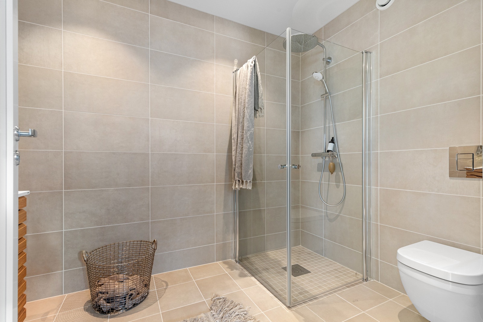 Bad nr. 2 - også beliggende i 2. etasje. Delikat flislagt med varme i gulv, dusjhjørne og wc. Galleribilde