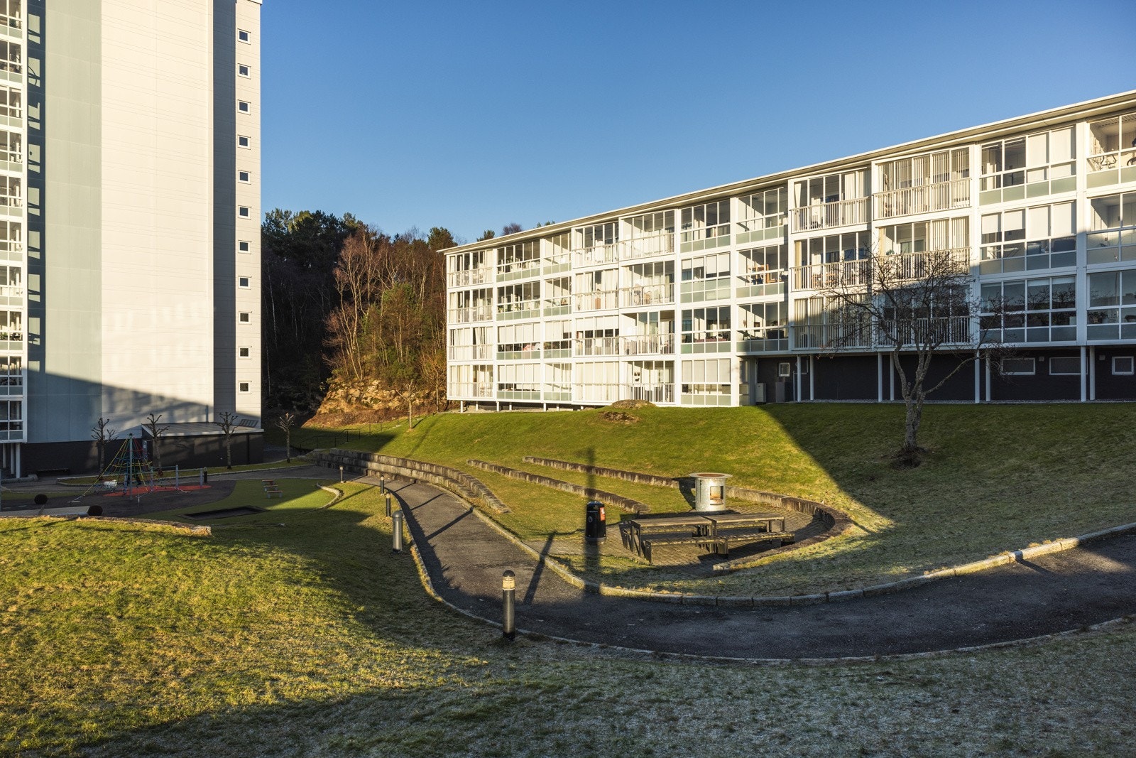 Tomten er felles for borettslaget og er opparbeidet med asfalterte veier, parkeringsplasser, grøntarealer og en flott lekeplass. Galleribilde