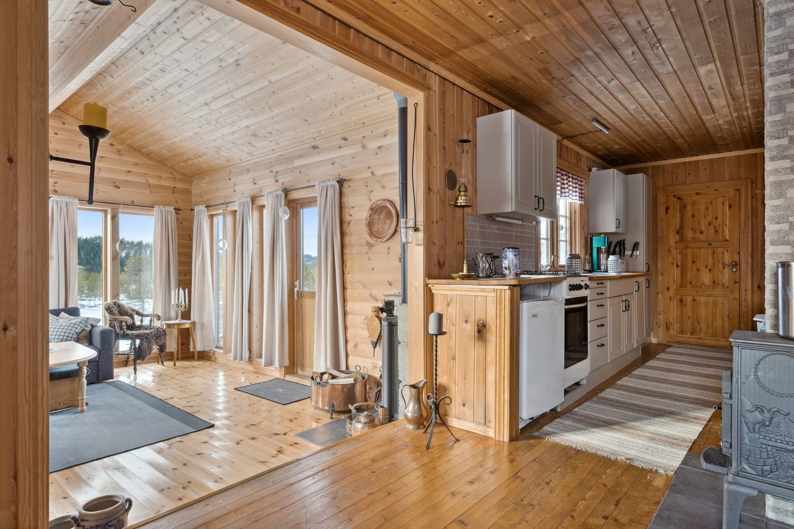 Pent hyttekjøkken med gass- komfyr og kjøleskap Galleribilde