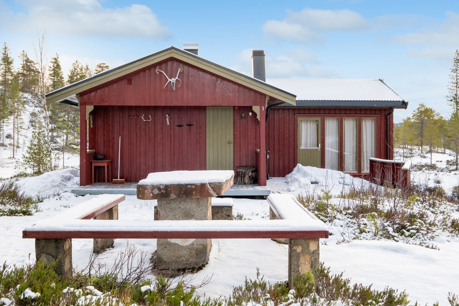 Flere sitteplasser og plattinger rundt hytta Galleribilde