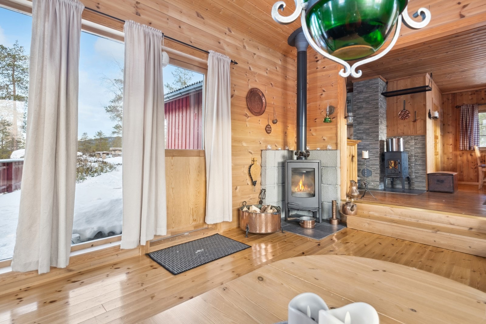 Vedovn både i gamle og nye del av hytta Galleribilde