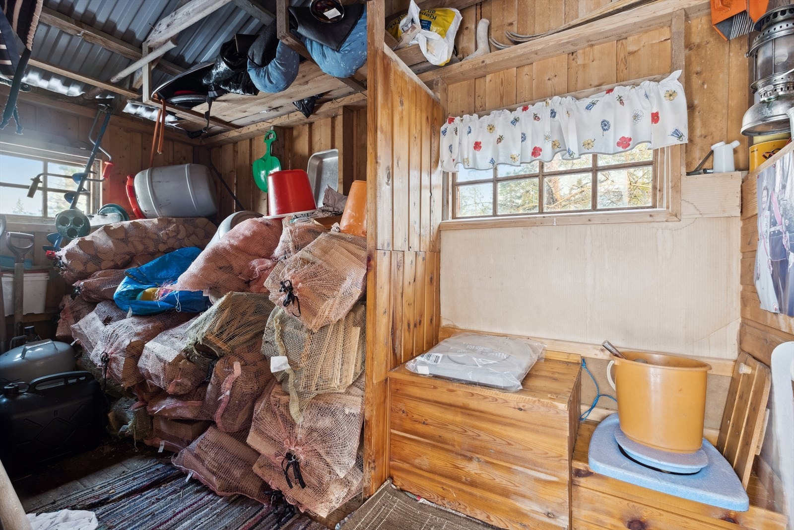 Uthus med lagerplass og utedo Galleribilde