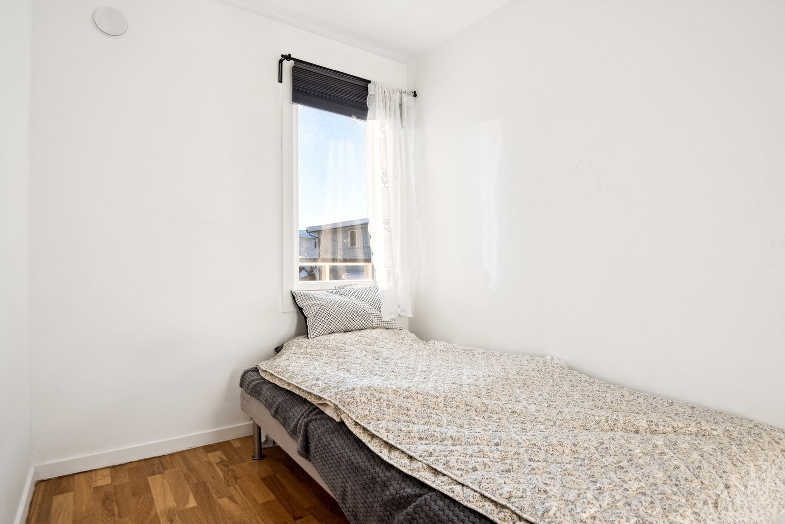Soverommet har inngang fra stue og gir plass til seng, nattbord og kommode/garderobe Galleribilde