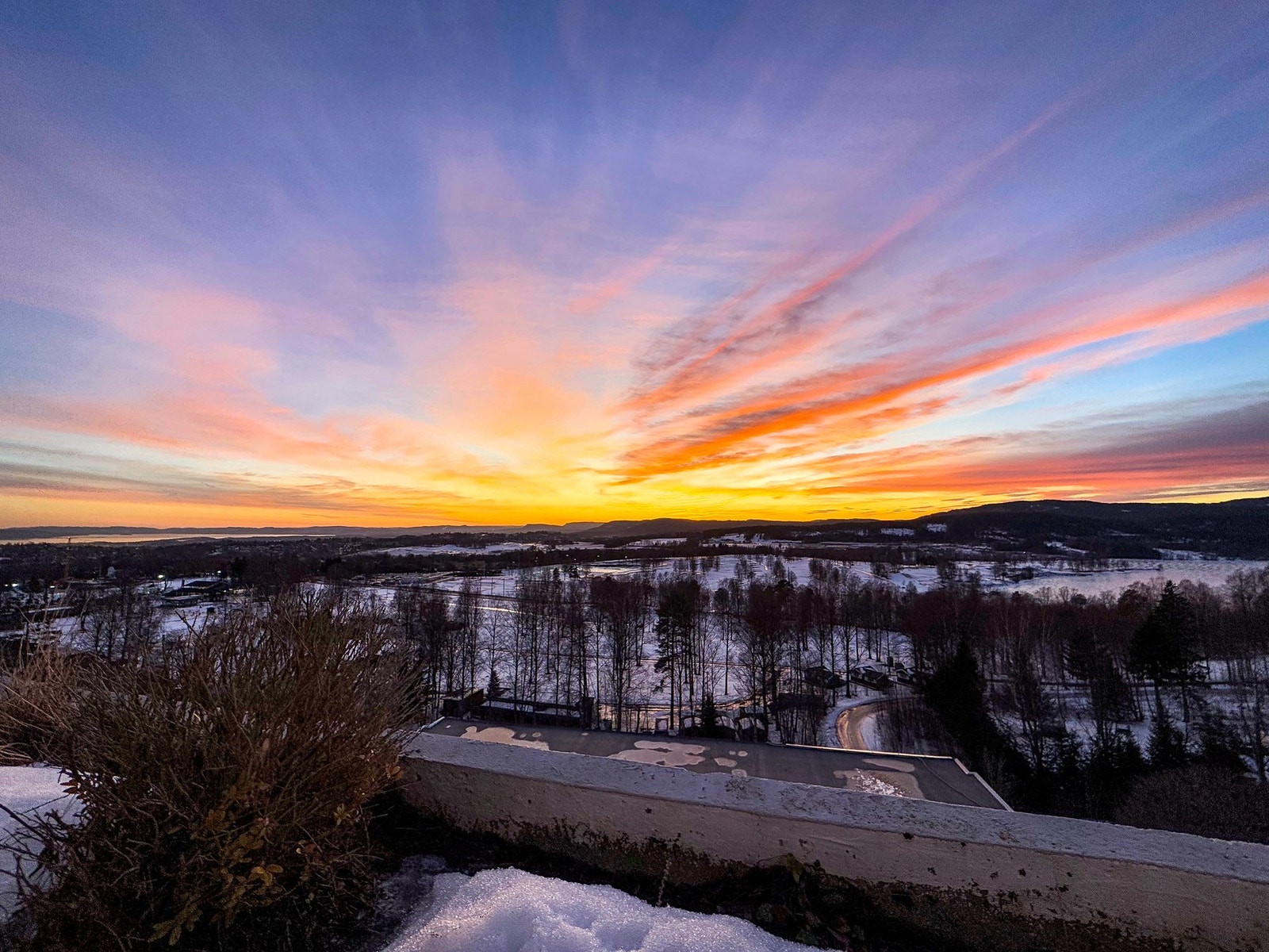 Terrassen har fantastiske sol- og utsiktsforhold. Kveldssol med herlige solnedganger. Galleribilde