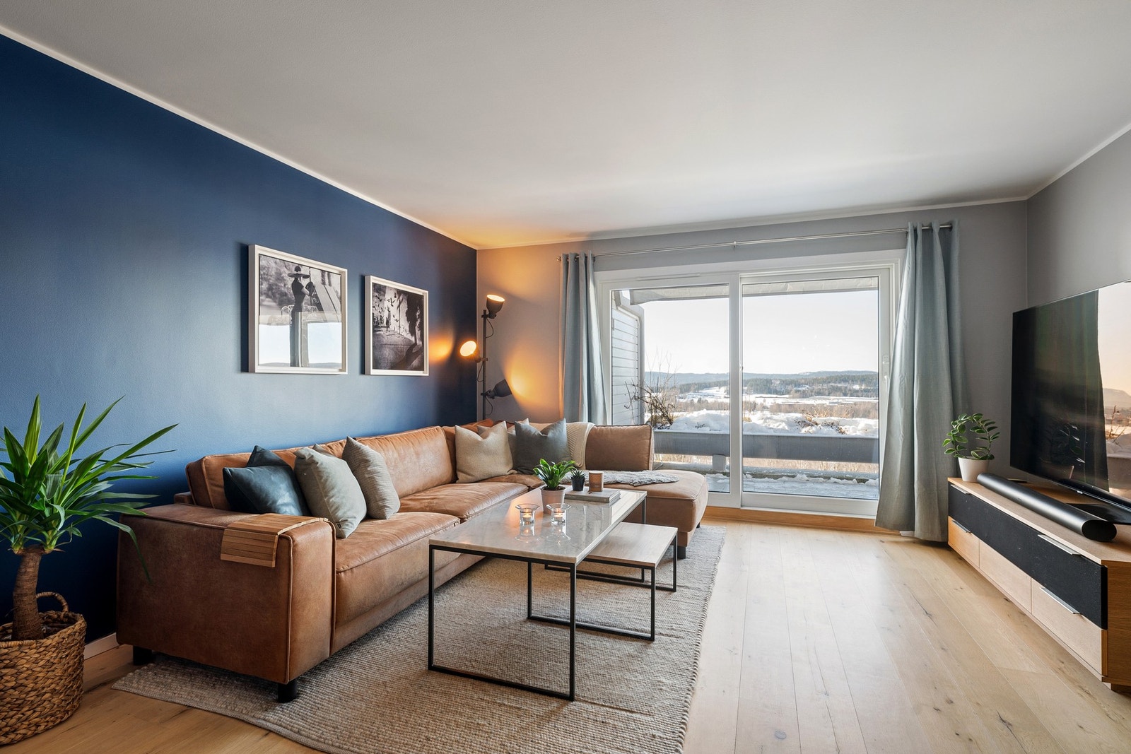 Lys og luftig stue med god plass til både sofagruppe og spisebord - en sosial og innbydende sone. Galleribilde