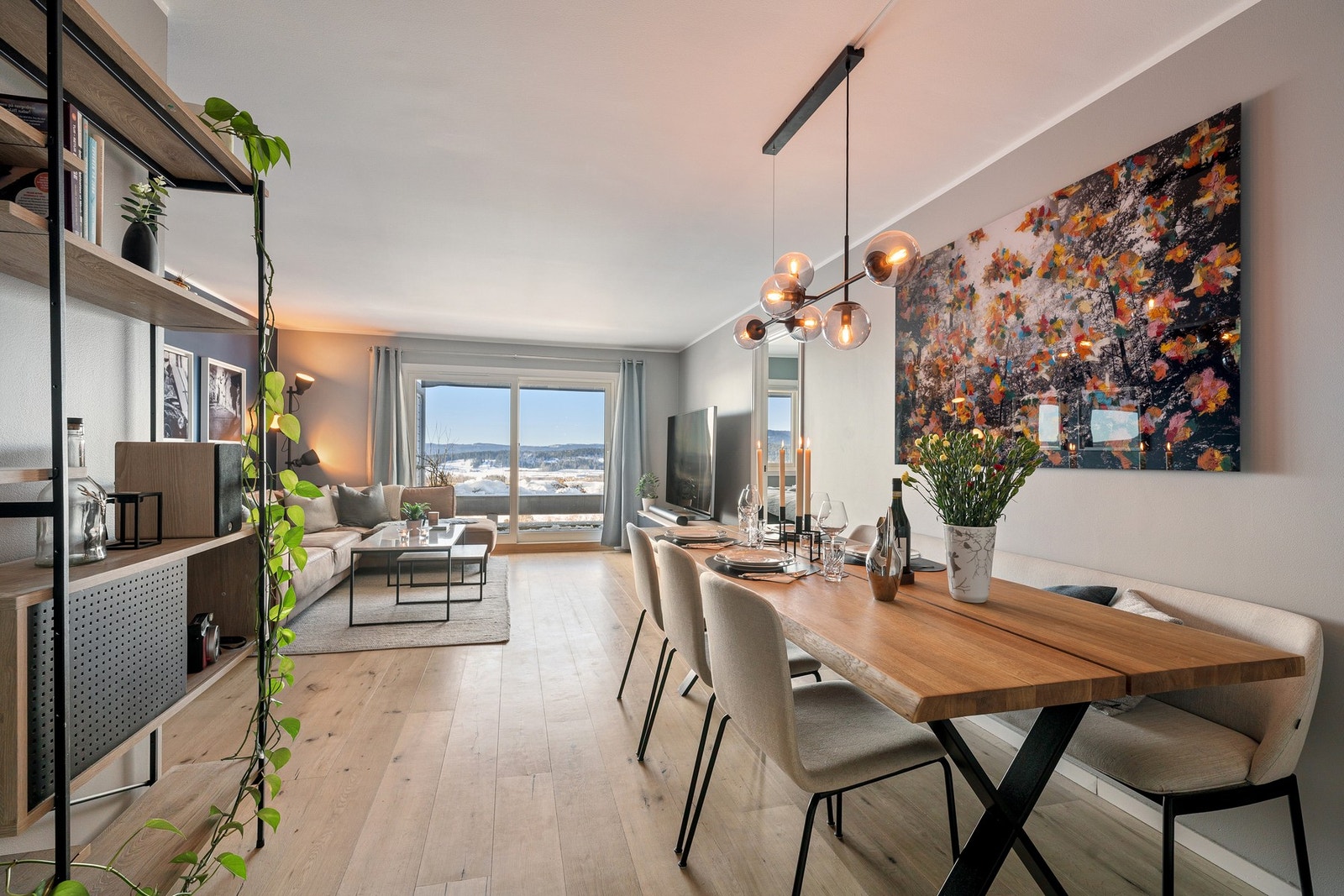 Romslig stue med god plass til stort spisebord. Galleribilde