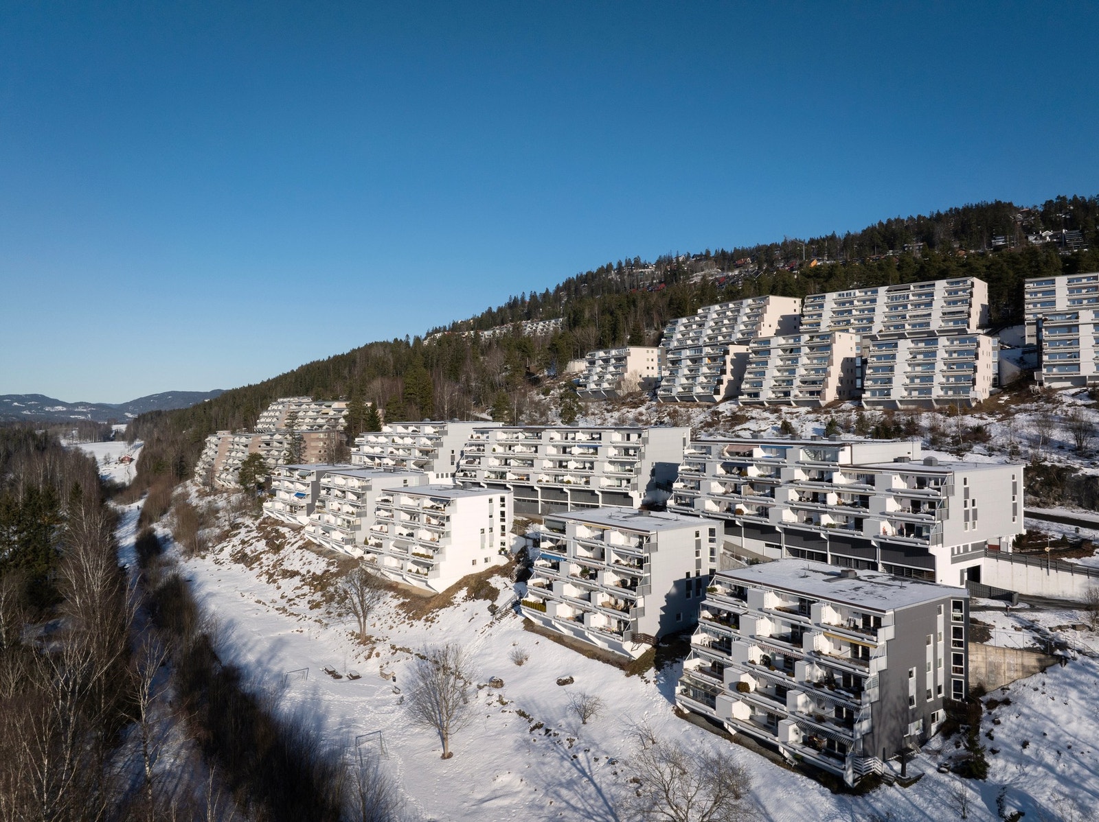 Attraktivt boligområde ved markagrensen på Holmenkollens vestside, med fantastisk utsikt, gode solforhold og flotte turområder rett utenfor døren. Galleribilde