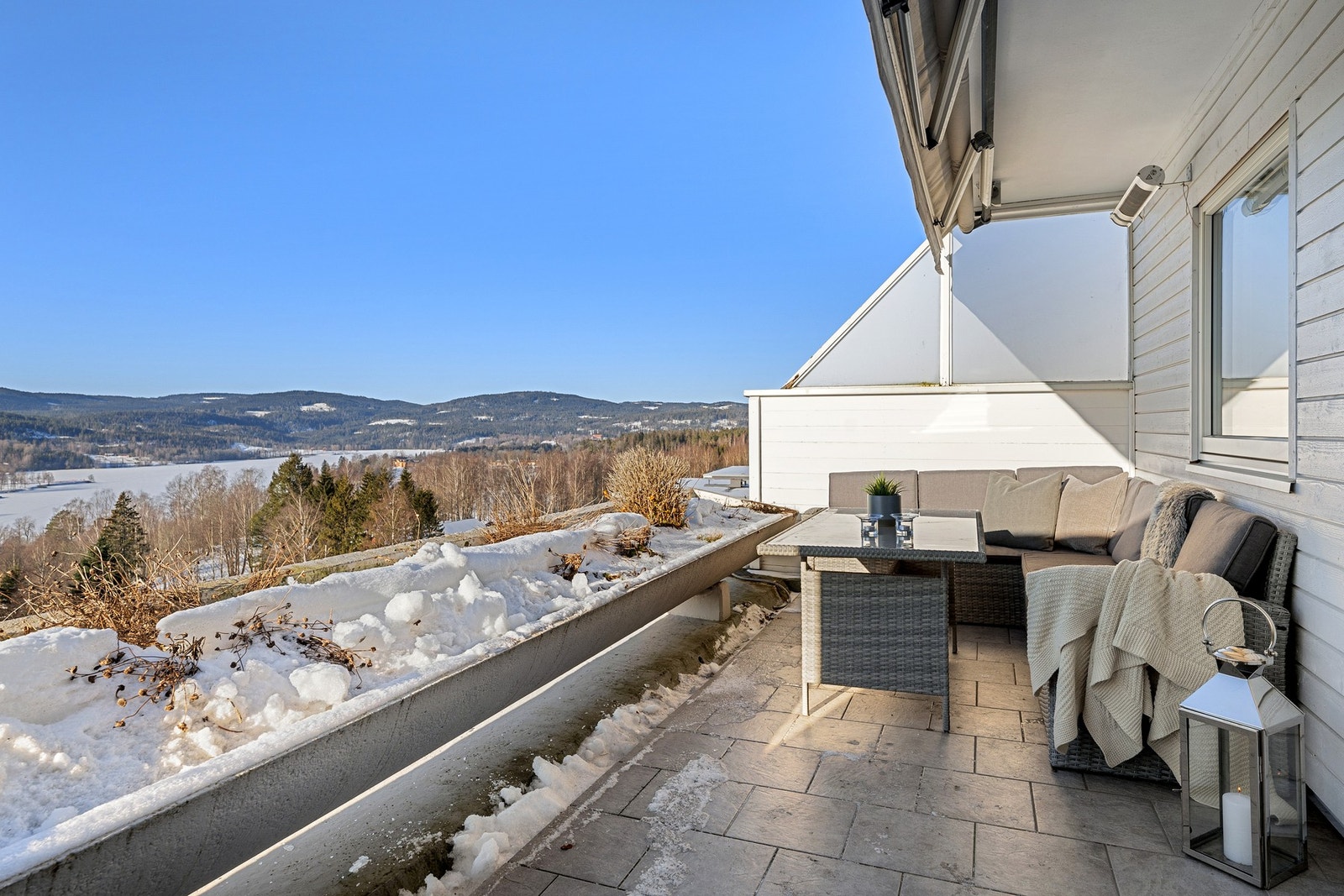 Leiligheten er en lys og innbydende 4-roms topp- og endeleilighet med bl.a. fantastisk terrasse og garasjeplass med elbillader. Galleribilde