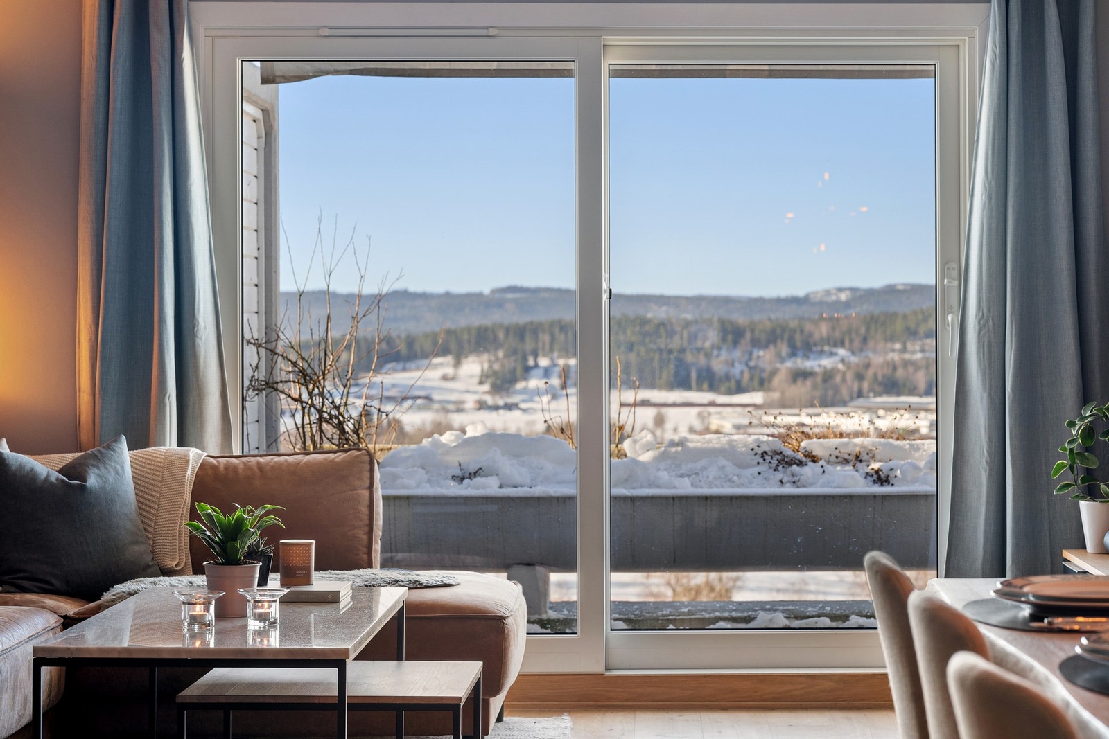 Stor og solrik terrasse med utgang gjennom praktisk skyvedør med store glassfelt. Galleribilde