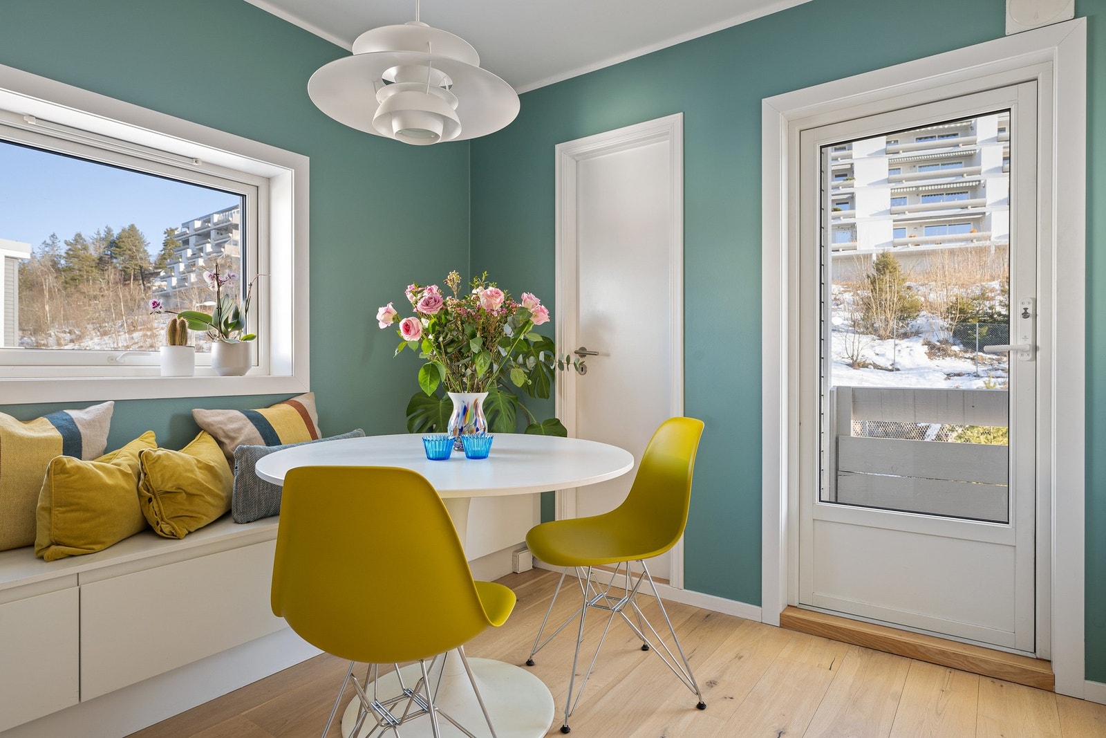 God plass til spisebord, plassbygget sittebenk med oppbevaring og en praktisk bod for ekstra lagring. Galleribilde